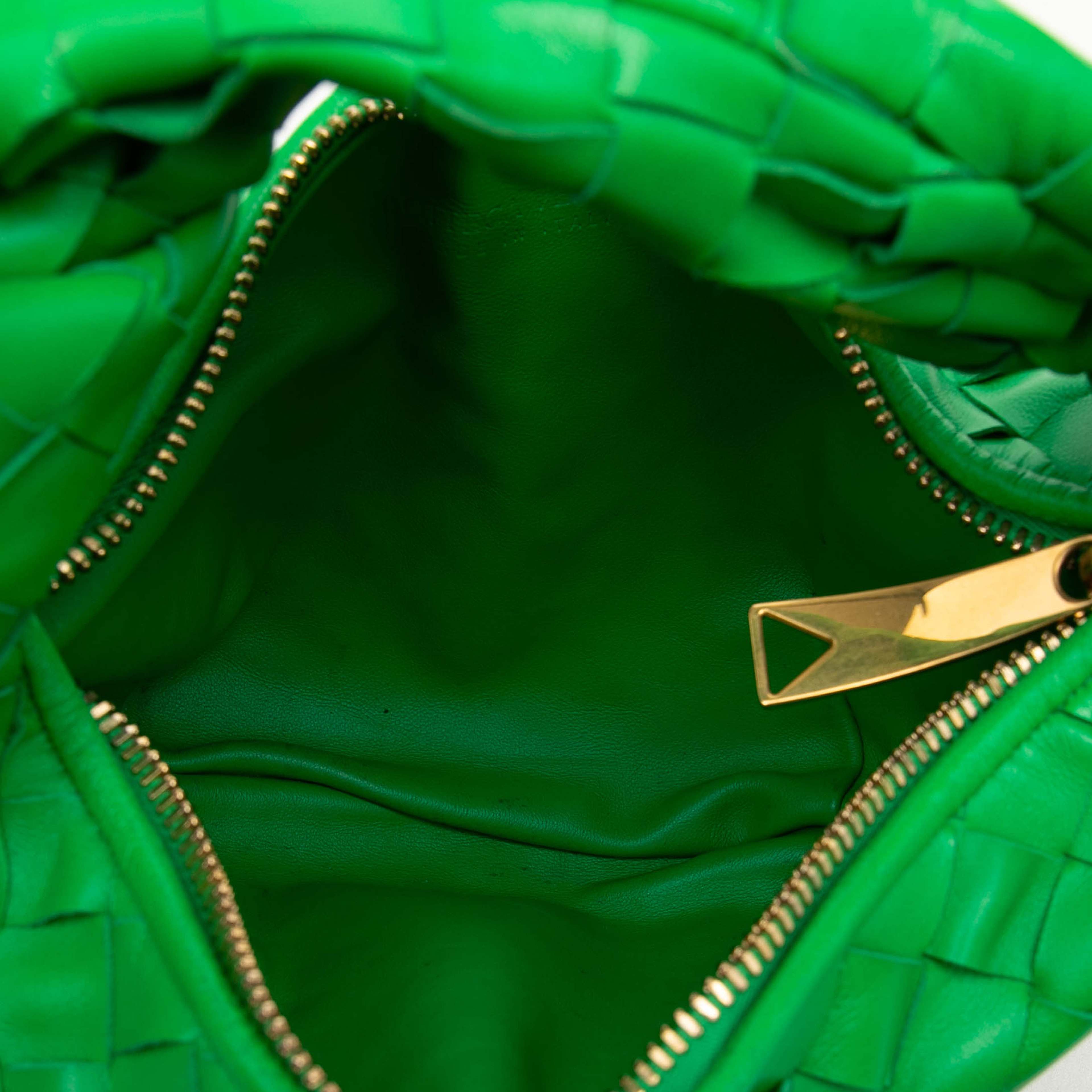 Bottega Veneta Mini Nappa Intrecciato Jodie, från Luxclusif, i färgen grön. Klicka för att öppna bilden i stort format