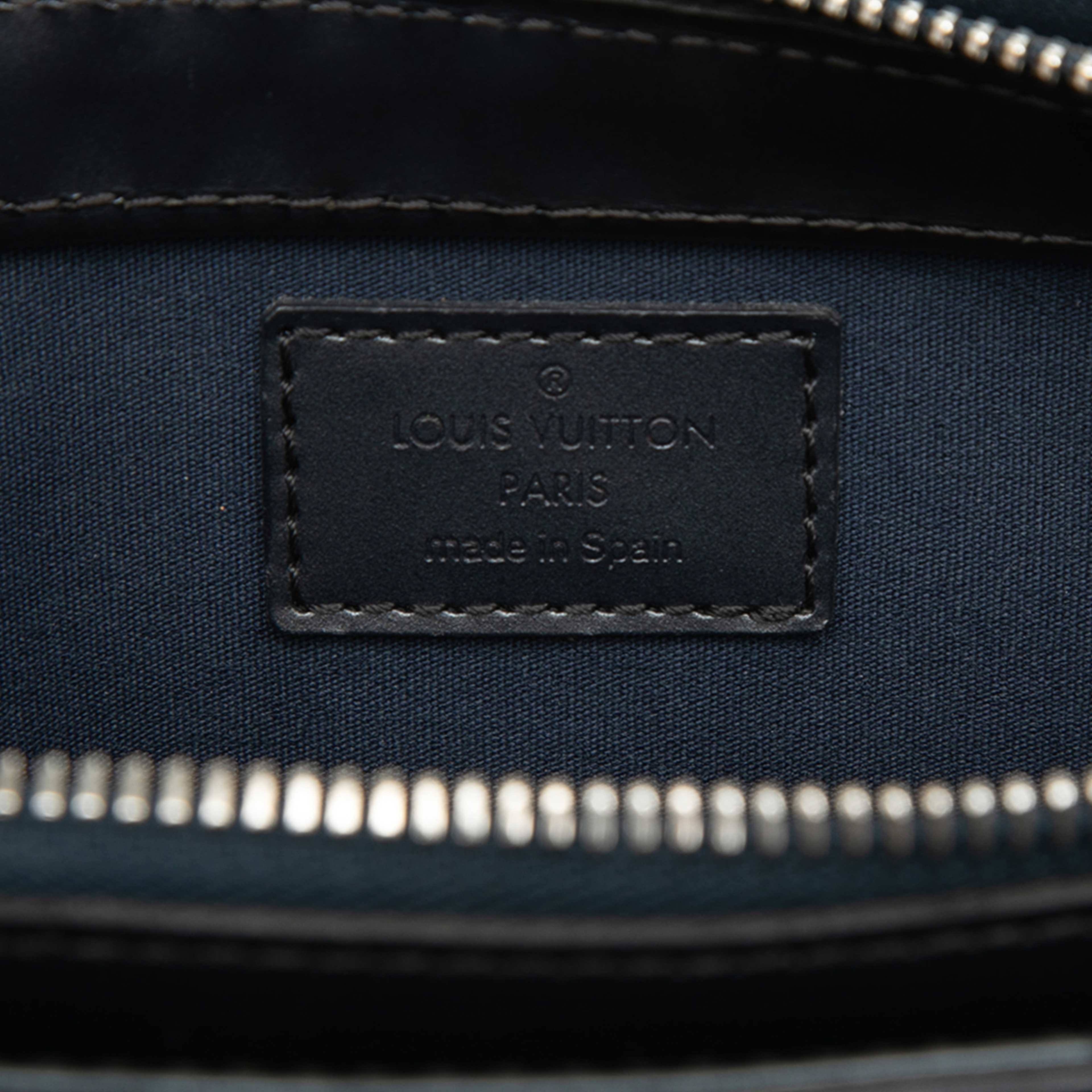 Louis Vuitton Monogram Mat Alston, från Luxclusif, i färgen grå. Klicka för att öppna bilden i stort format