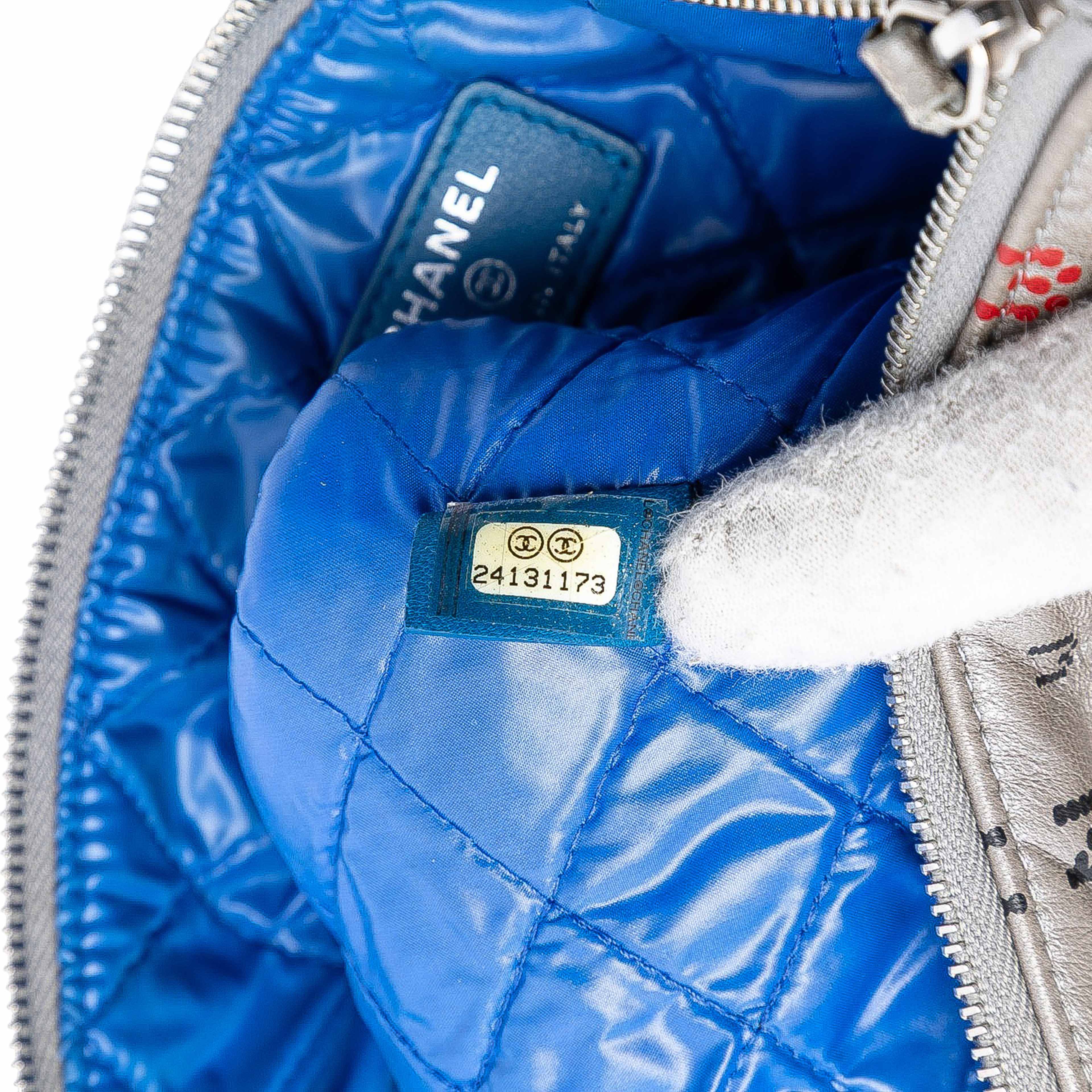 Chanel Medium Quilted Lambskin Data Center O Case Clutch, från Luxclusif, i färgen gray. Klicka för att öppna bilden i stort format