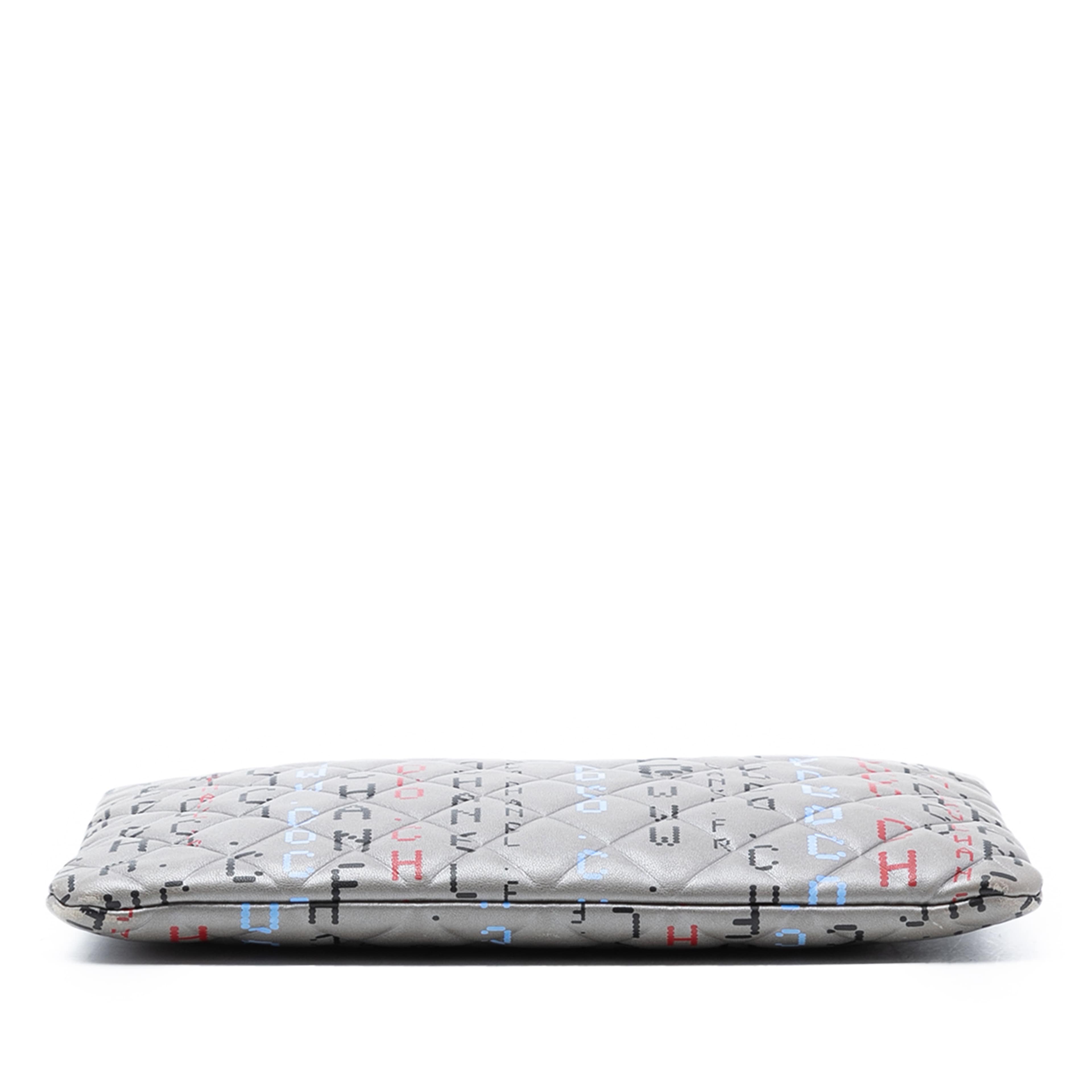 Chanel Medium Quilted Lambskin Data Center O Case Clutch, från Luxclusif, i färgen gray. Klicka för att öppna bilden i stort format