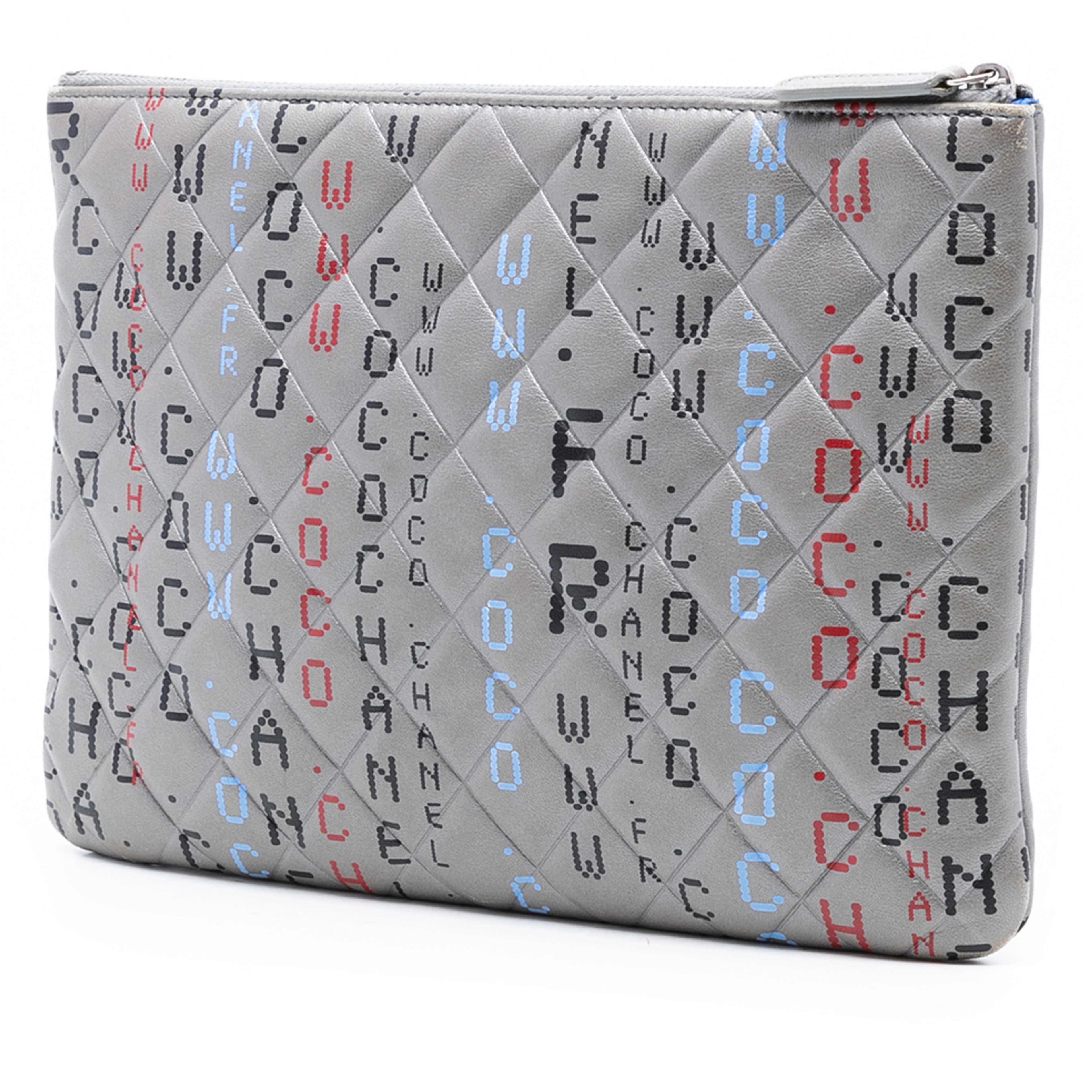 Chanel Medium Quilted Lambskin Data Center O Case Clutch, från Luxclusif, i färgen gray. Klicka för att öppna bilden i stort format