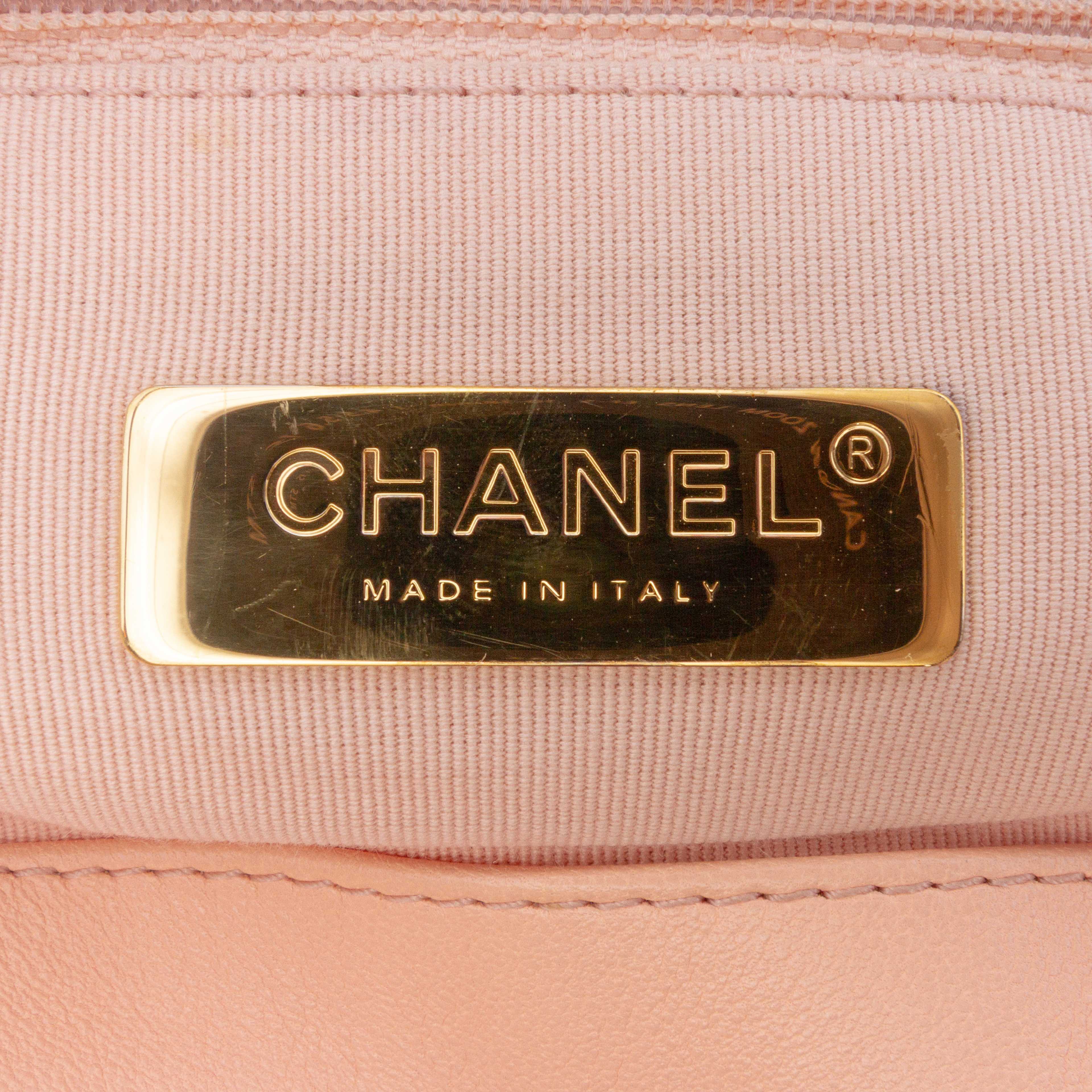 Chanel Medium Lambskin 19 Flap, från Luxclusif, i färgen pink. Klicka för att öppna bilden i stort format