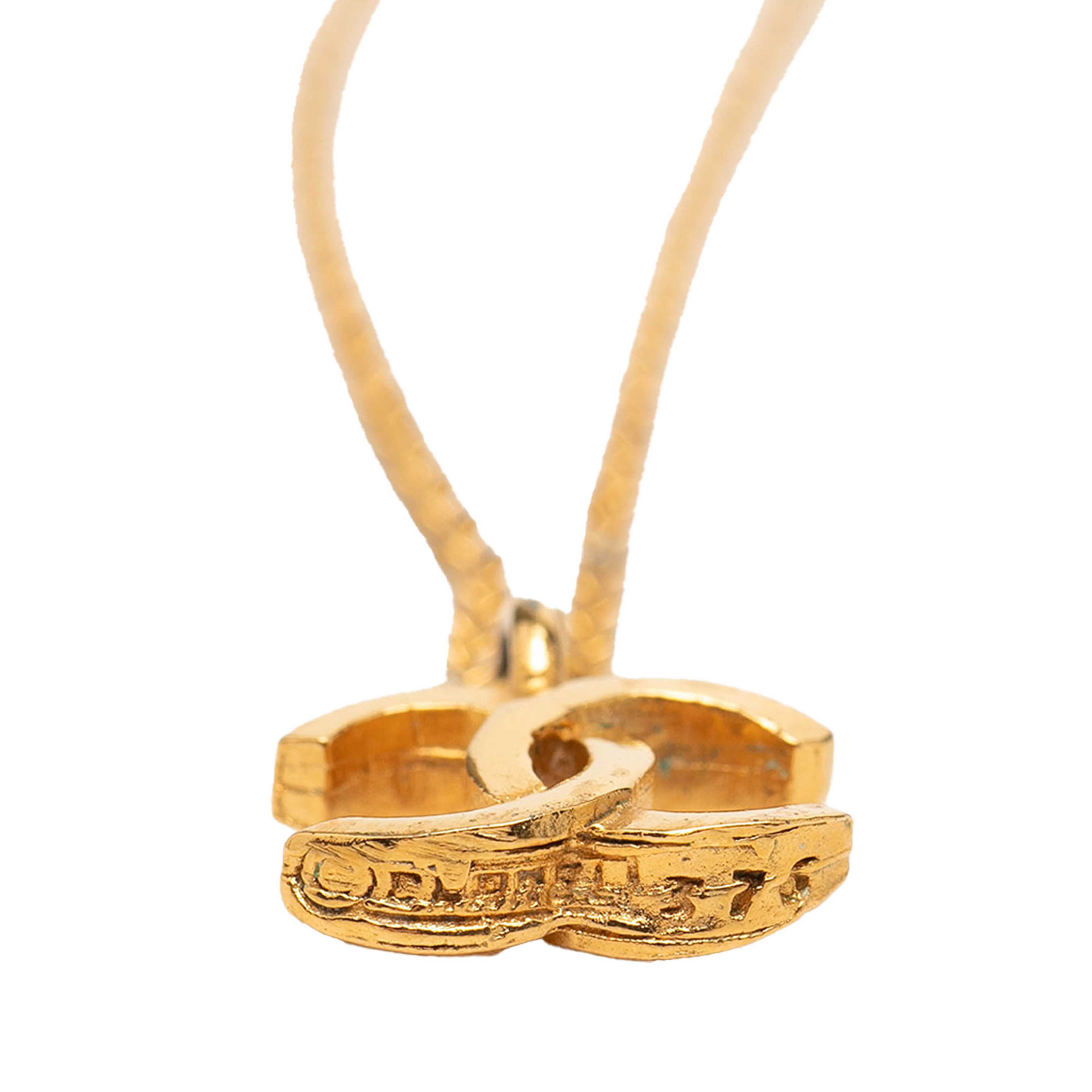 Chanel Gold Plated Cc Pendant Chain Necklace, från Luxclusif, i färgen gold. Klicka för att öppna bilden i stort format