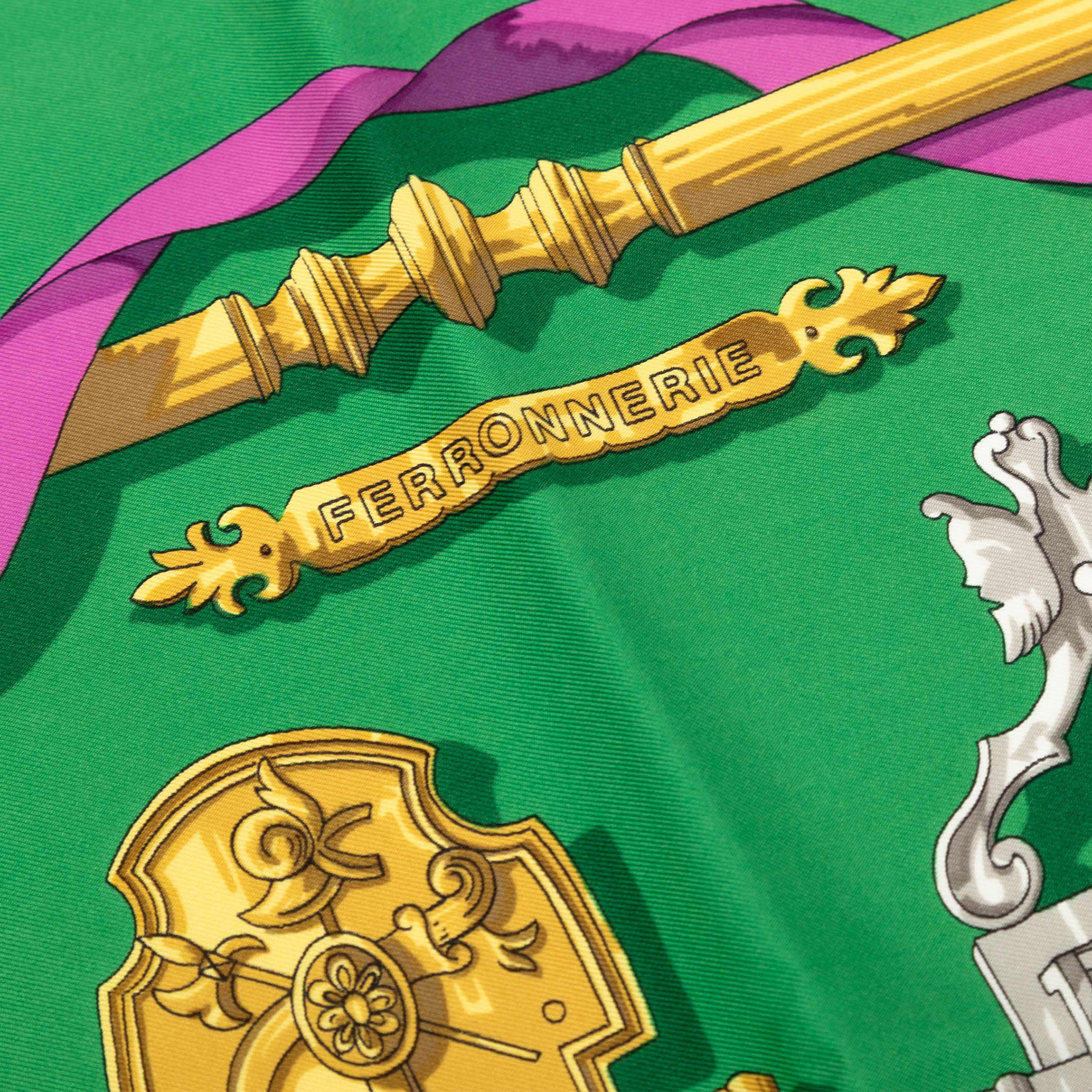 Hermès Ferronnerie Silk Scarf 90, från Luxclusif, i färgen green. Klicka för att öppna bilden i stort format