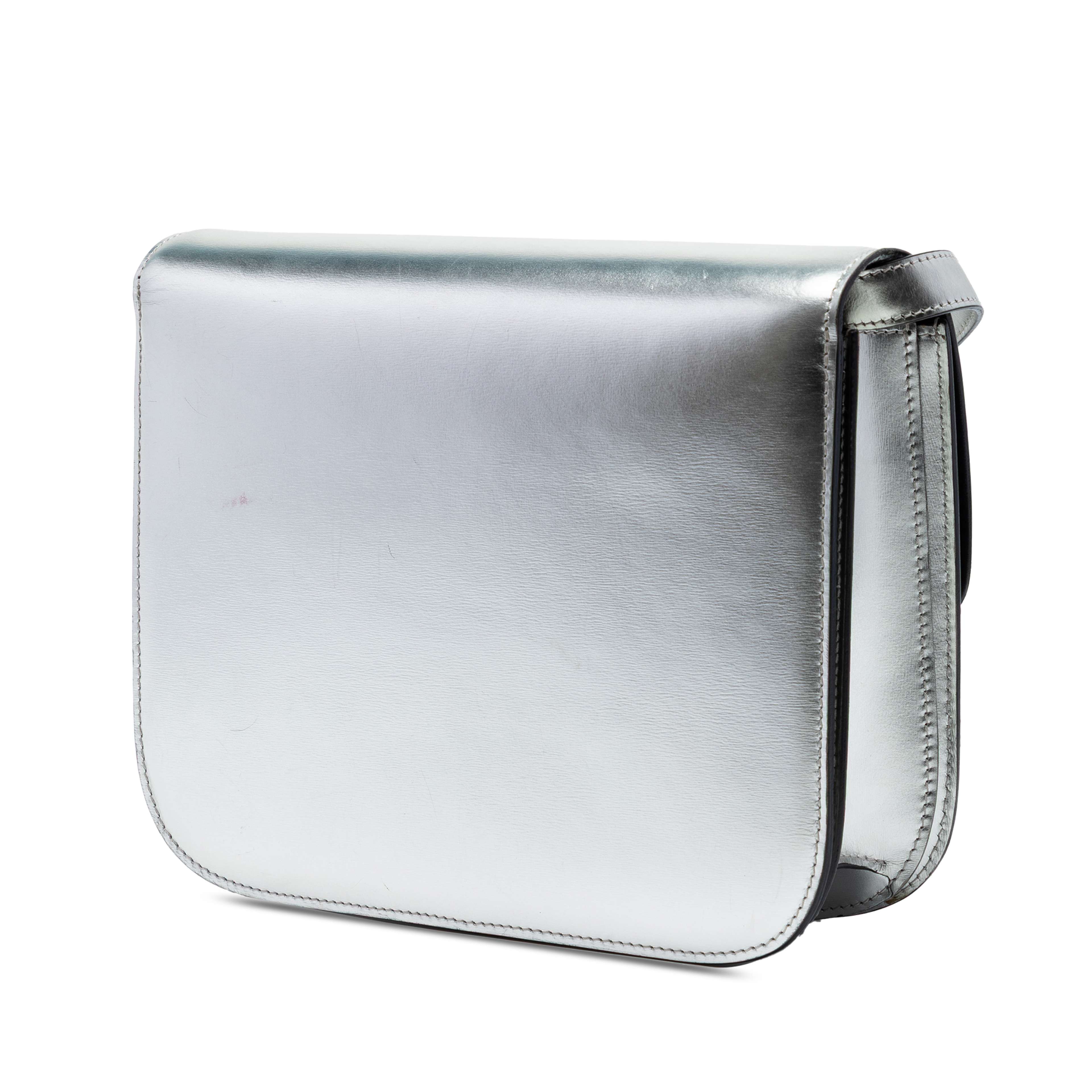 Celine Medium Calfskin Classic Box, från Luxclusif, i färgen silver. Klicka för att öppna bilden i stort format