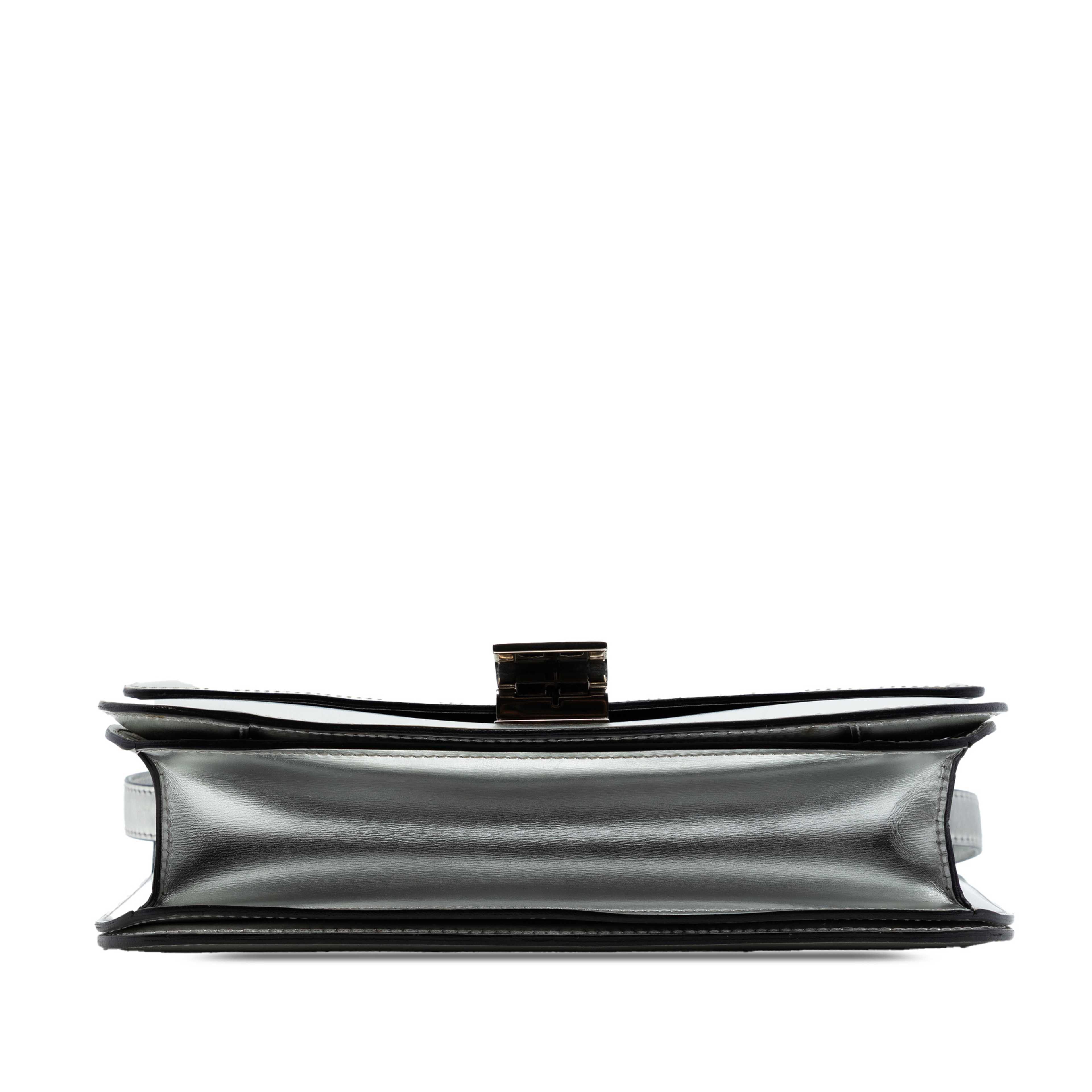 Celine Medium Calfskin Classic Box, från Luxclusif, i färgen silver. Klicka för att öppna bilden i stort format