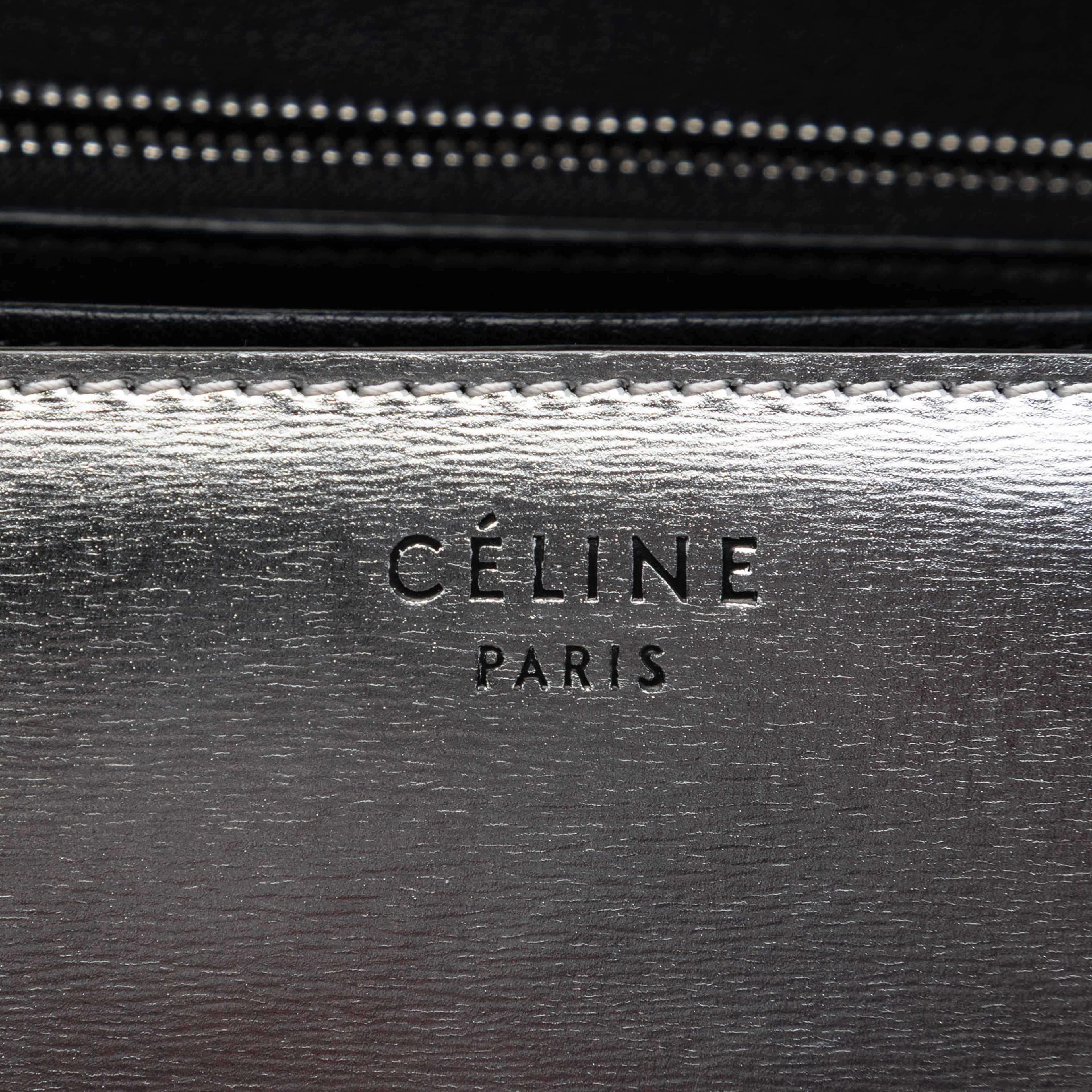 Celine Medium Calfskin Classic Box, från Luxclusif, i färgen silver. Klicka för att öppna bilden i stort format