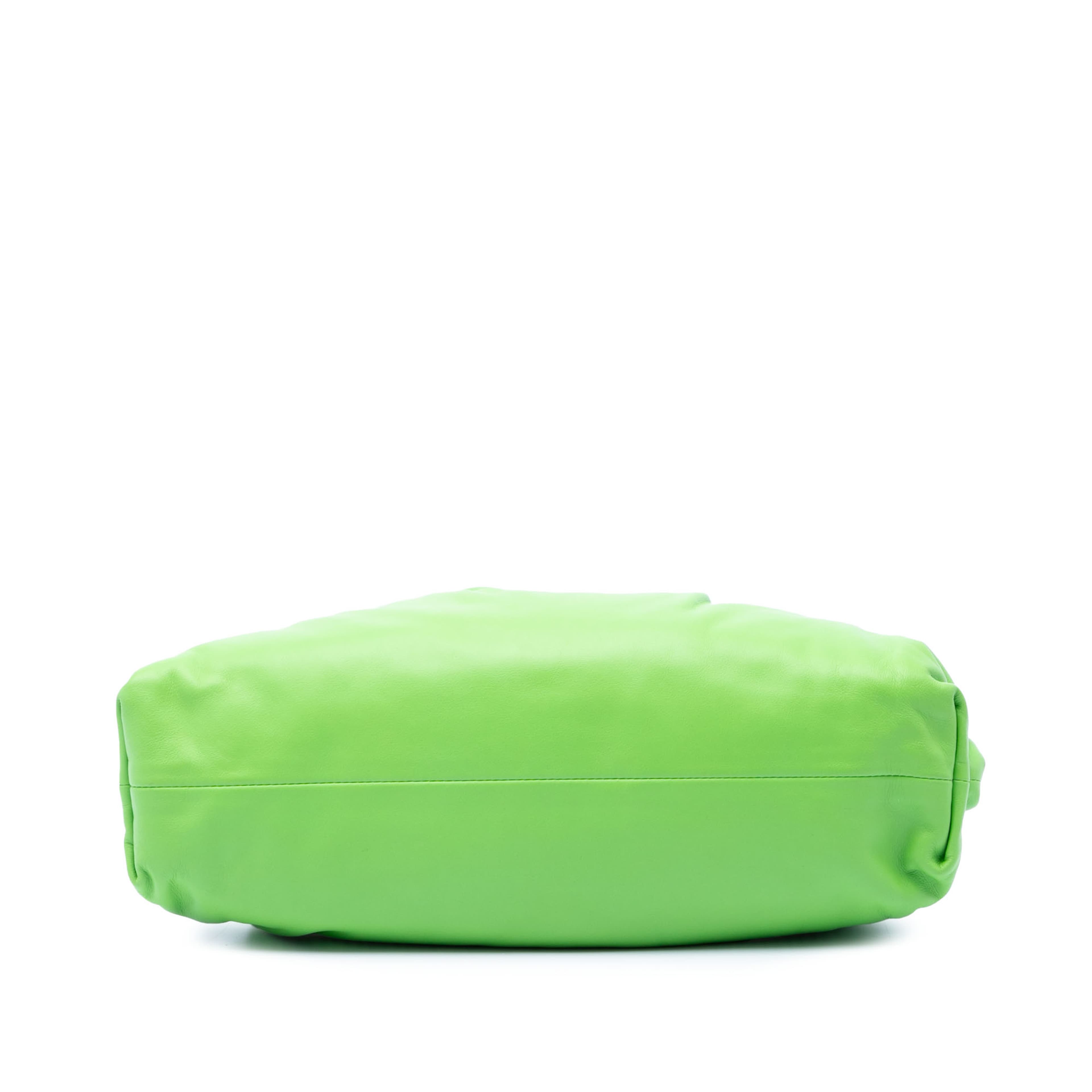 Bottega Veneta Lambskin The Pouch, från Luxclusif, i färgen lime. Klicka för att öppna bilden i stort format