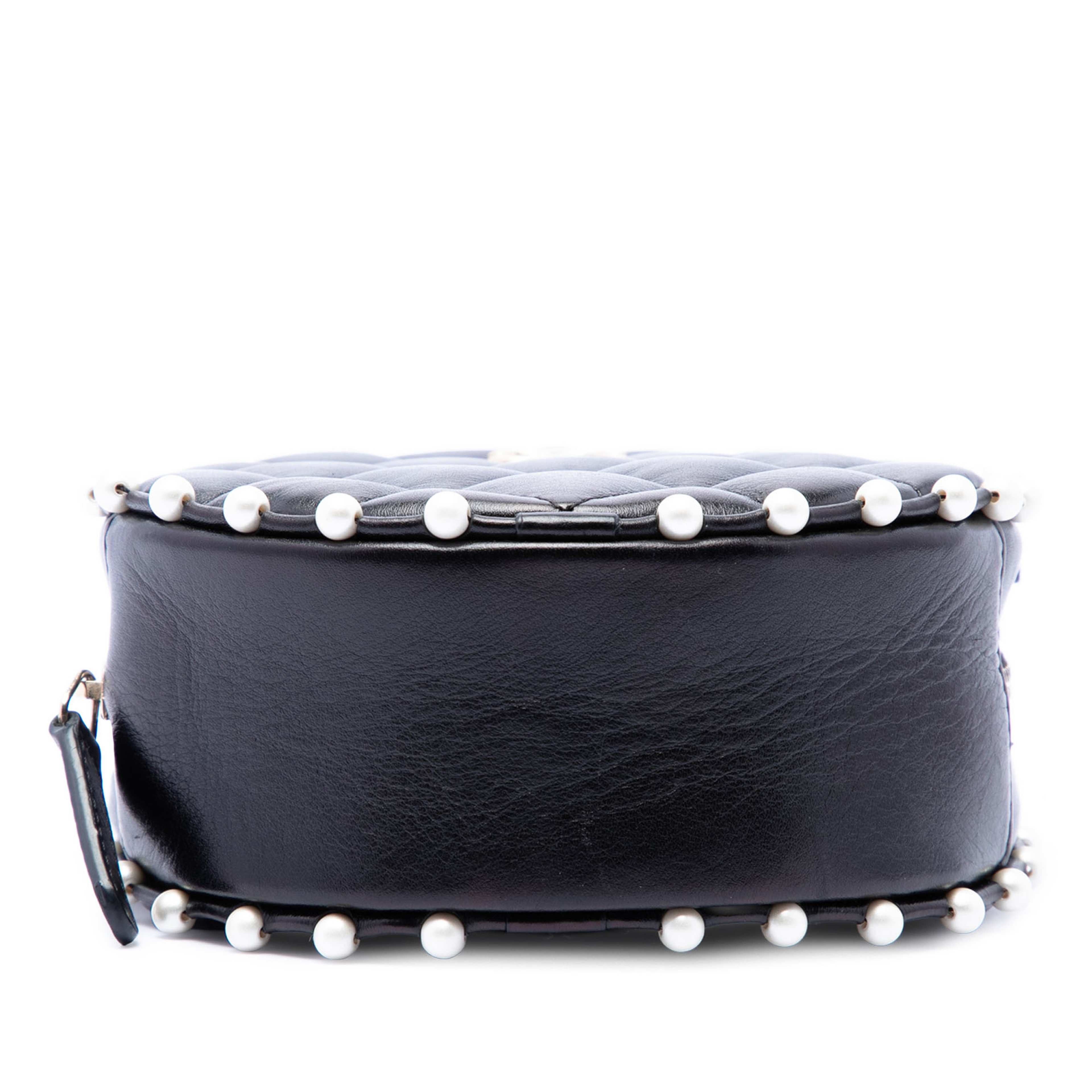Chanel Quilted Calfskin Pearl Studded Round Clutch With Chain, från Luxclusif, i färgen svart. Klicka för att öppna bilden i stort format