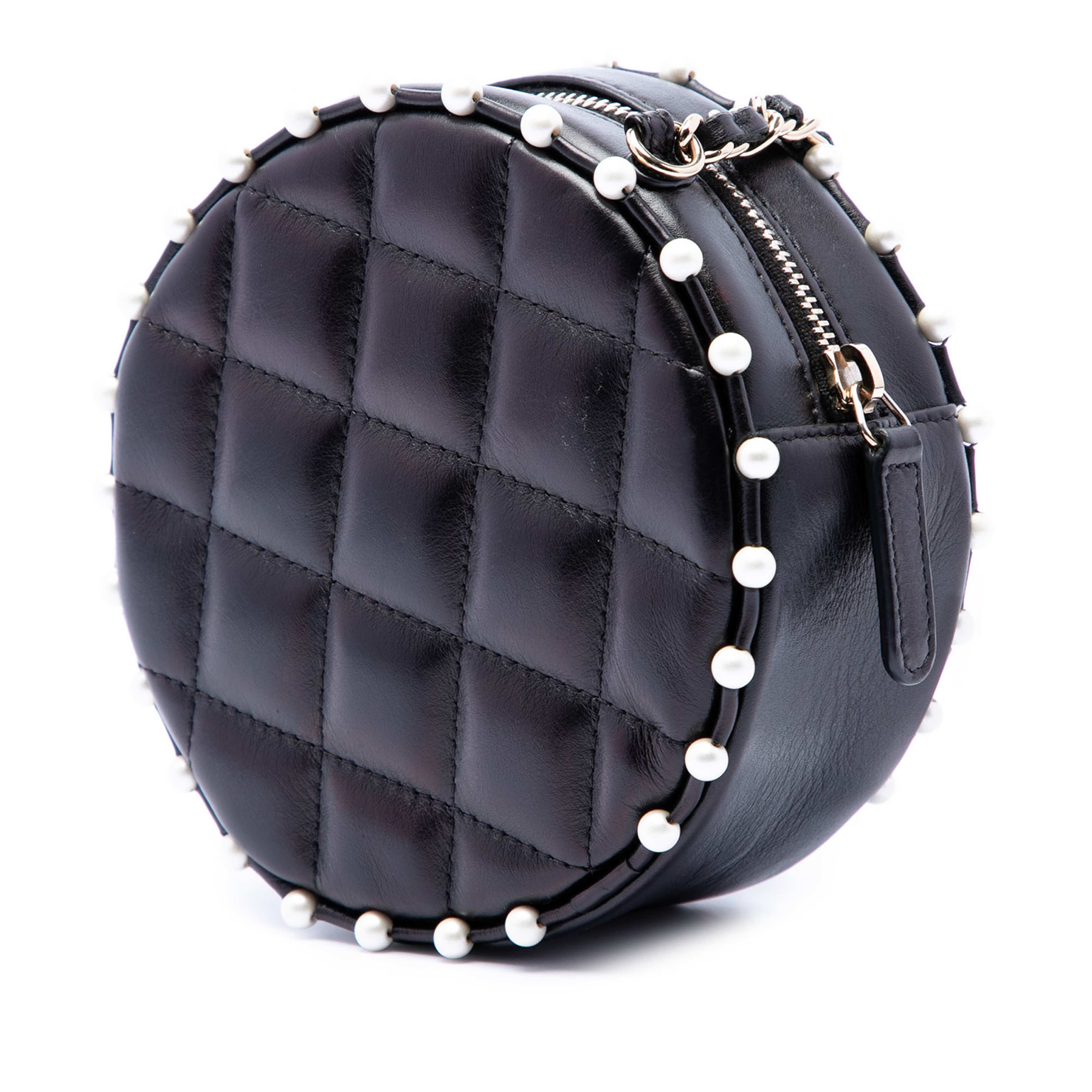 Chanel Quilted Calfskin Pearl Studded Round Clutch With Chain, från Luxclusif, i färgen svart. Klicka för att öppna bilden i stort format