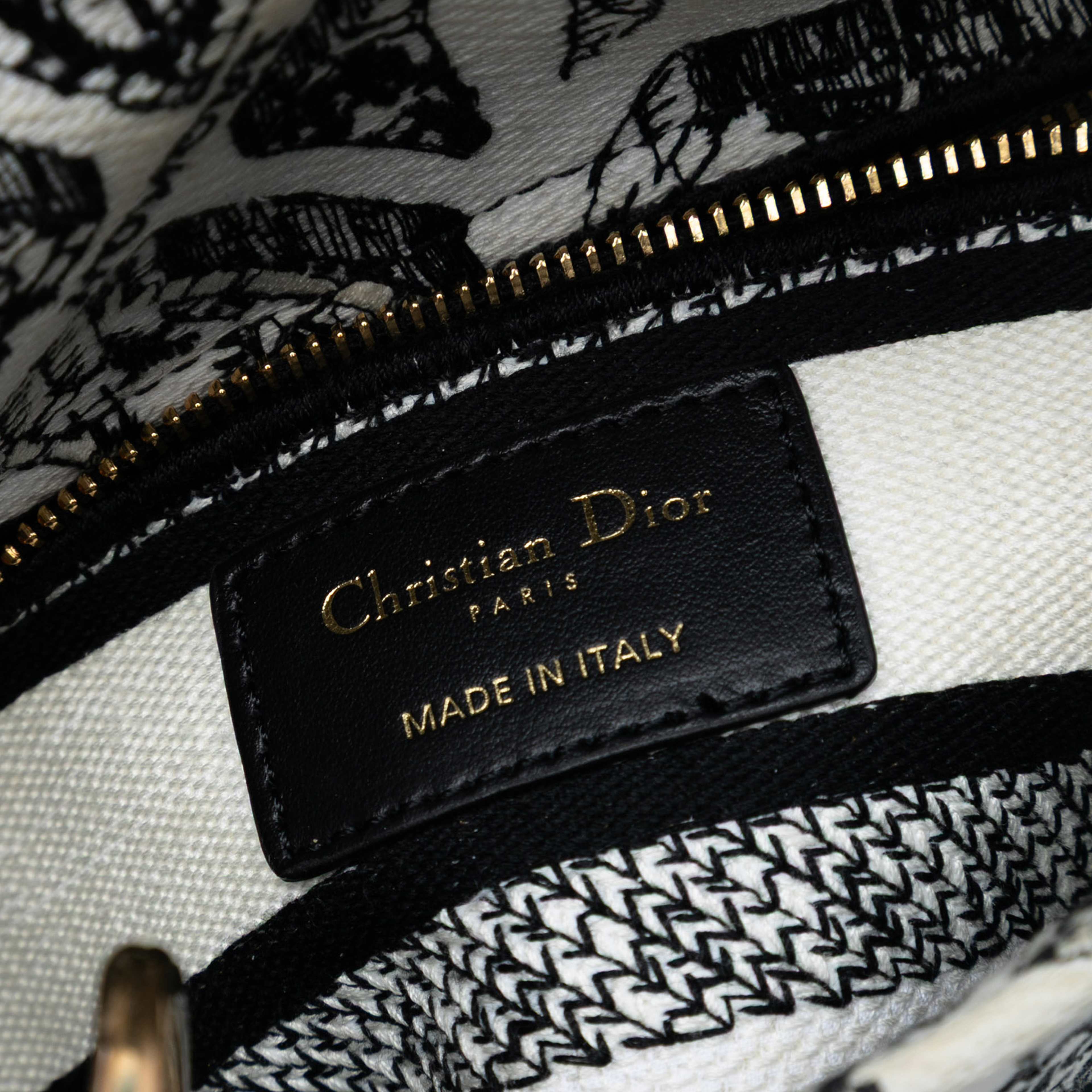 Dior Mini Embroidered Canvas Plan De Paris Lady D Lite, från Luxclusif, i färgen white. Klicka för att öppna bilden i stort format