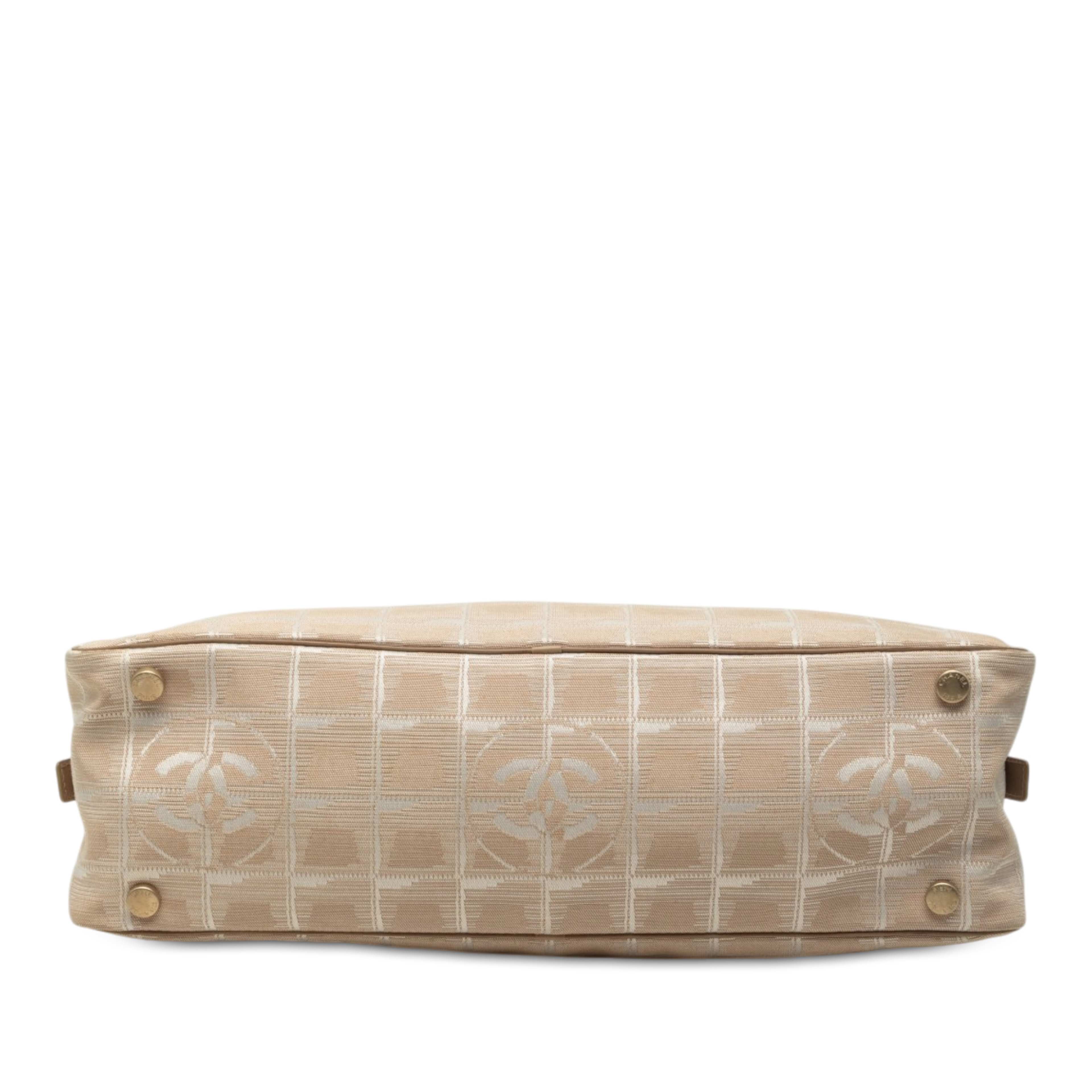 Chanel New Travel Line Nylon Handbag, från Luxclusif, i färgen beige. Klicka för att öppna bilden i stort format