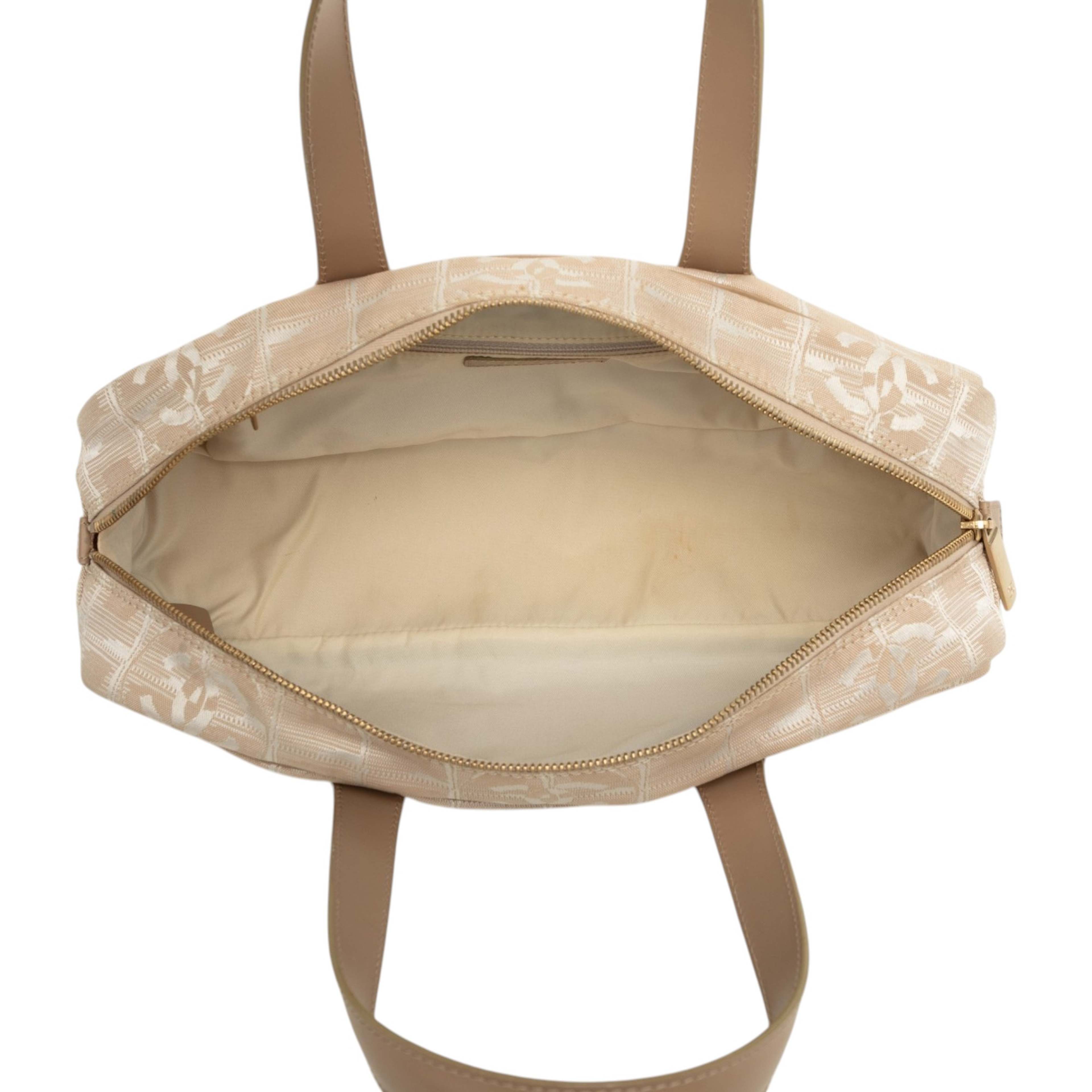 Chanel New Travel Line Nylon Handbag, från Luxclusif, i färgen beige. Klicka för att öppna bilden i stort format