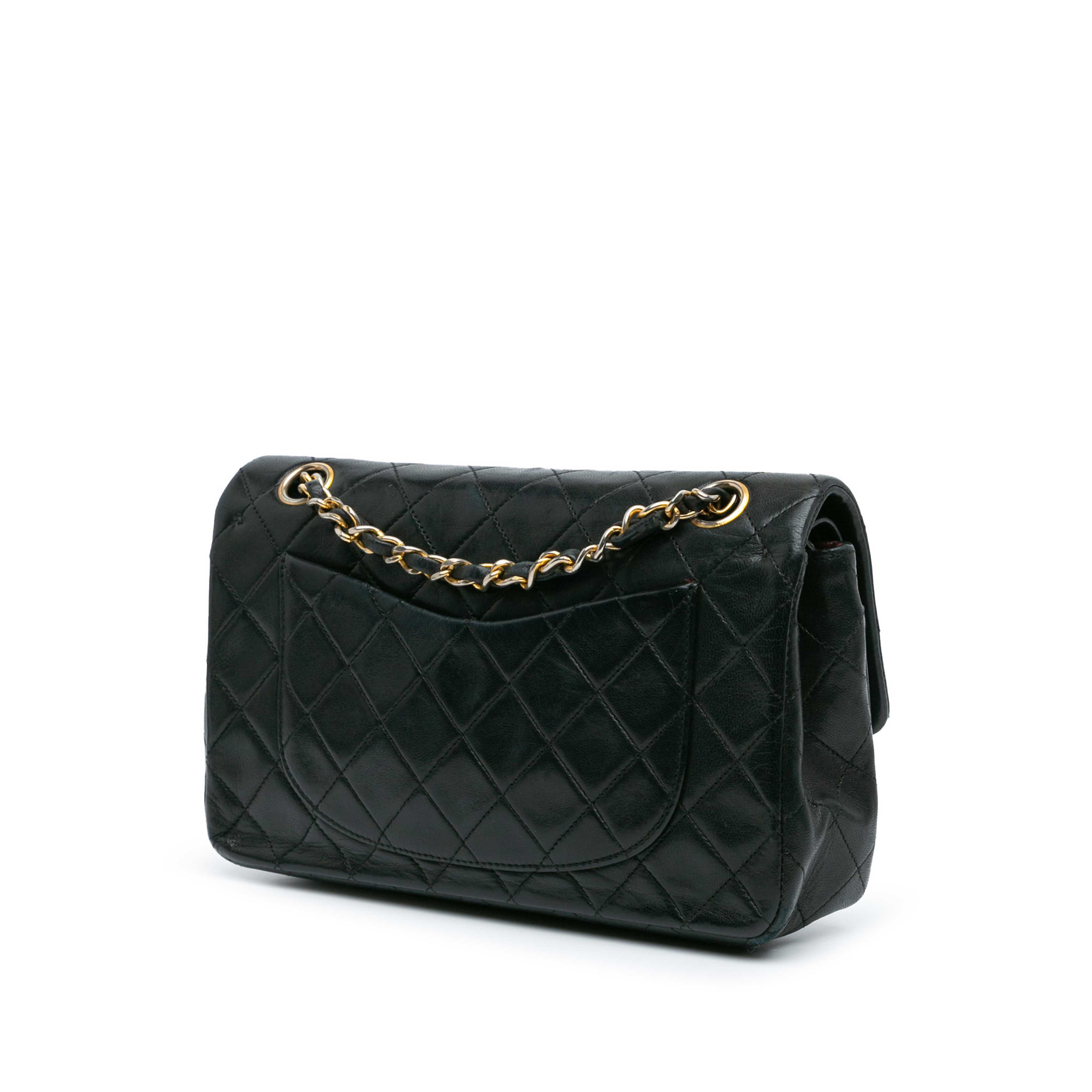 Chanel Small Classic Lambskin Double Flap, från Luxclusif, i färgen black. Klicka för att öppna bilden i stort format