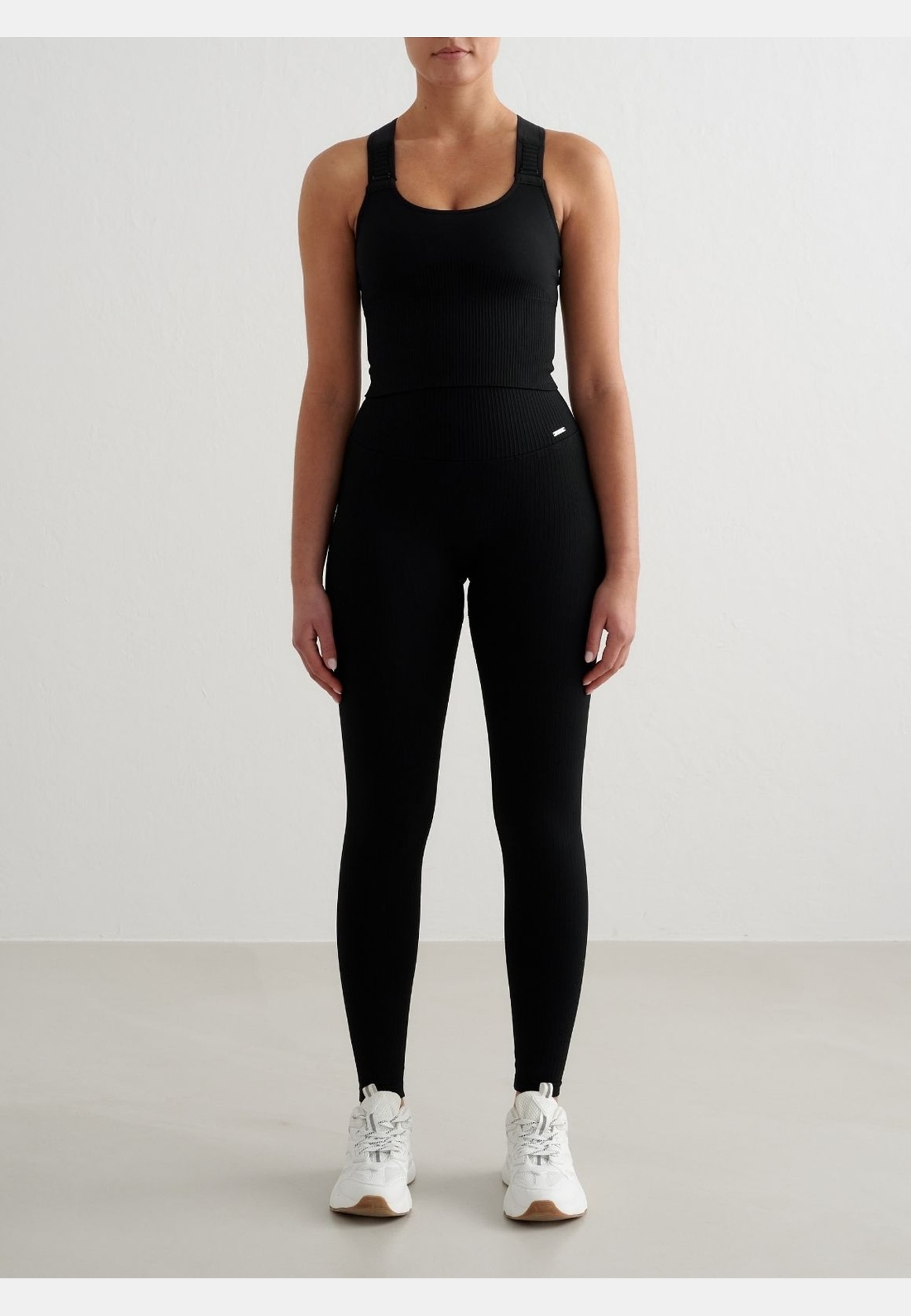 Ribbed Seamless High Support Bralette, från aim'n, i färgen black. Klicka för att öppna bilden i stort format