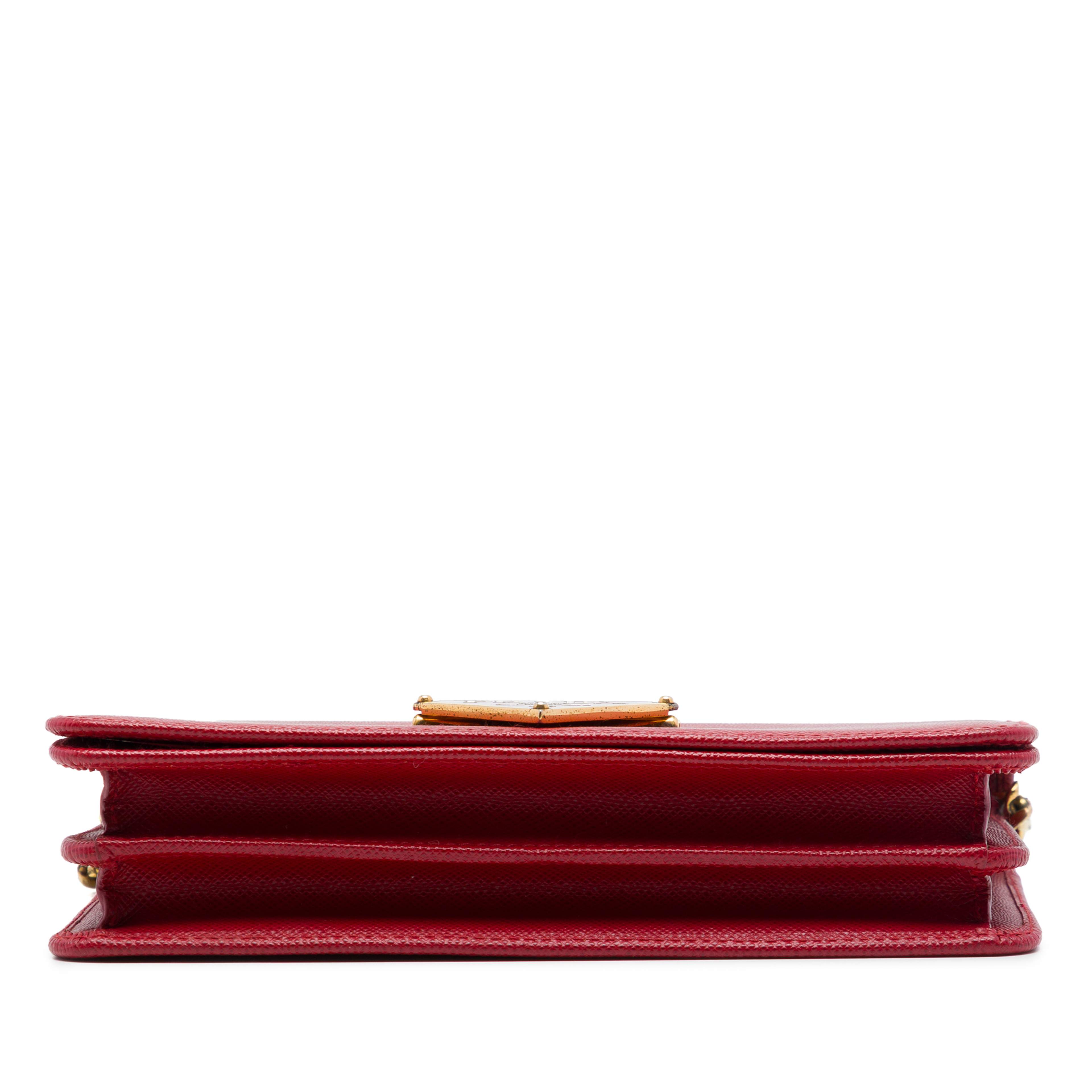 Prada Saffiano Lux Flip Lock Wallet On Chain röd från Luxclusif | Åhléns