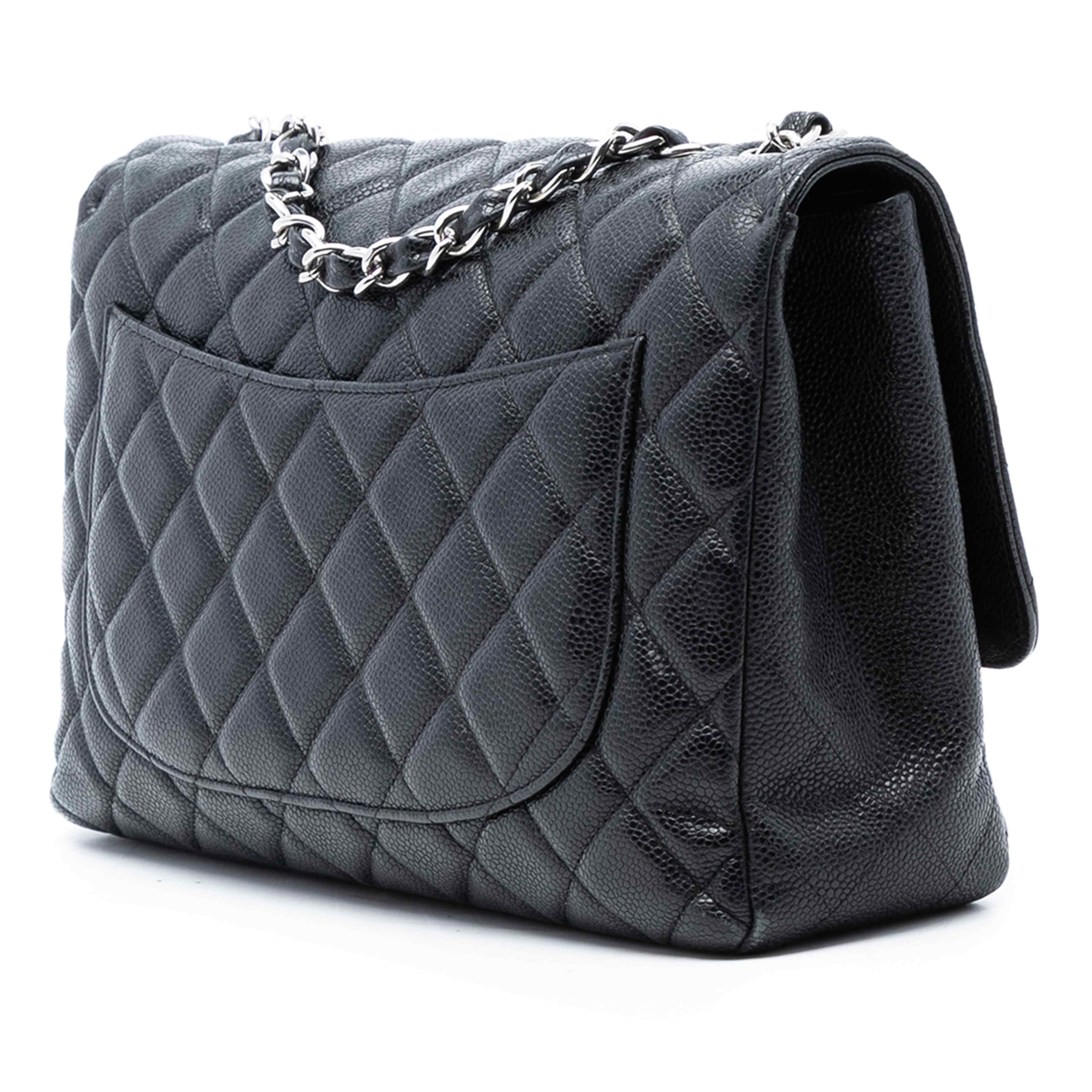 Chanel Jumbo Classic Caviar Single Flap, från Luxclusif, i färgen black. Klicka för att öppna bilden i stort format
