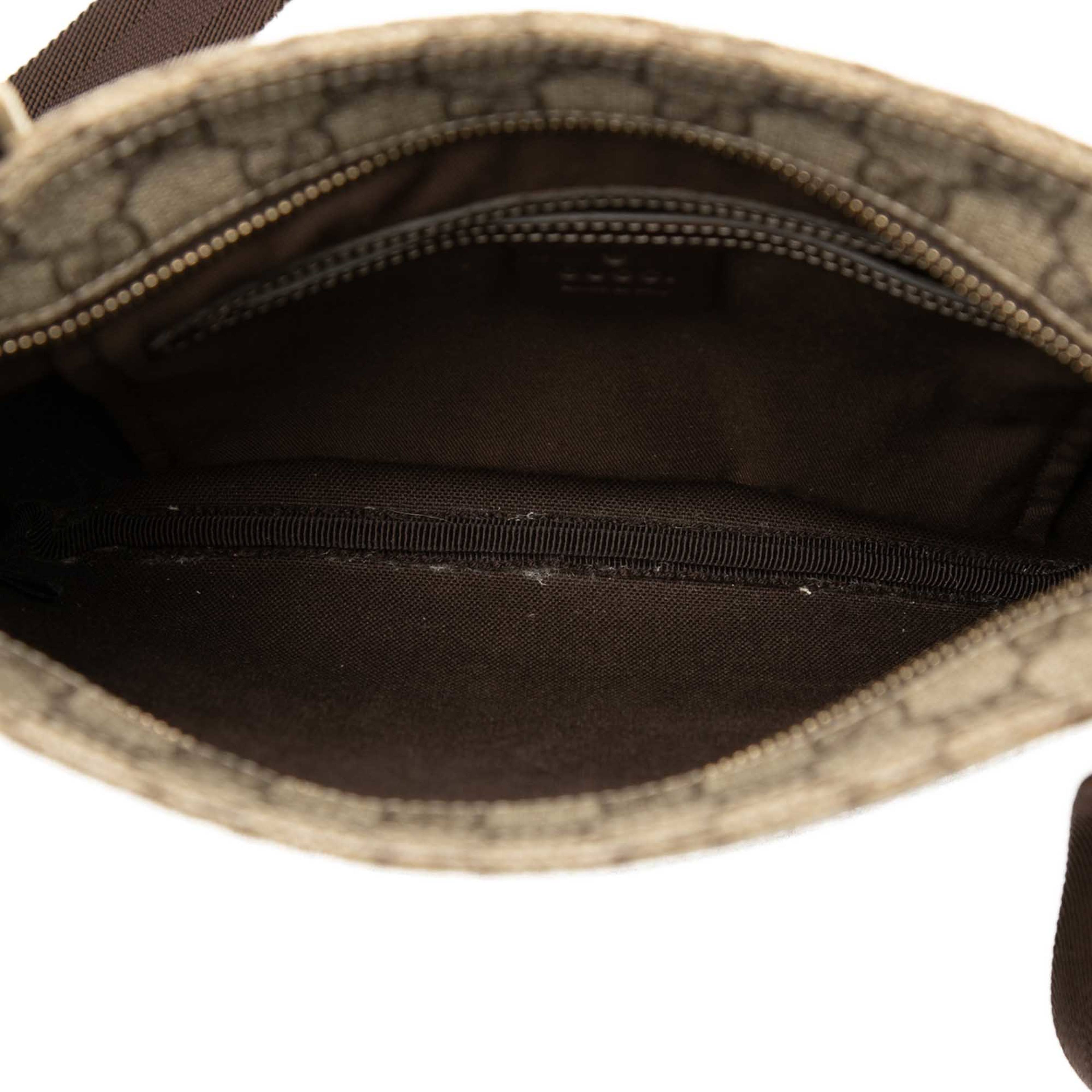 Gucci Gg Supreme Crossbody, från Luxclusif, i färgen beige. Klicka för att öppna bilden i stort format
