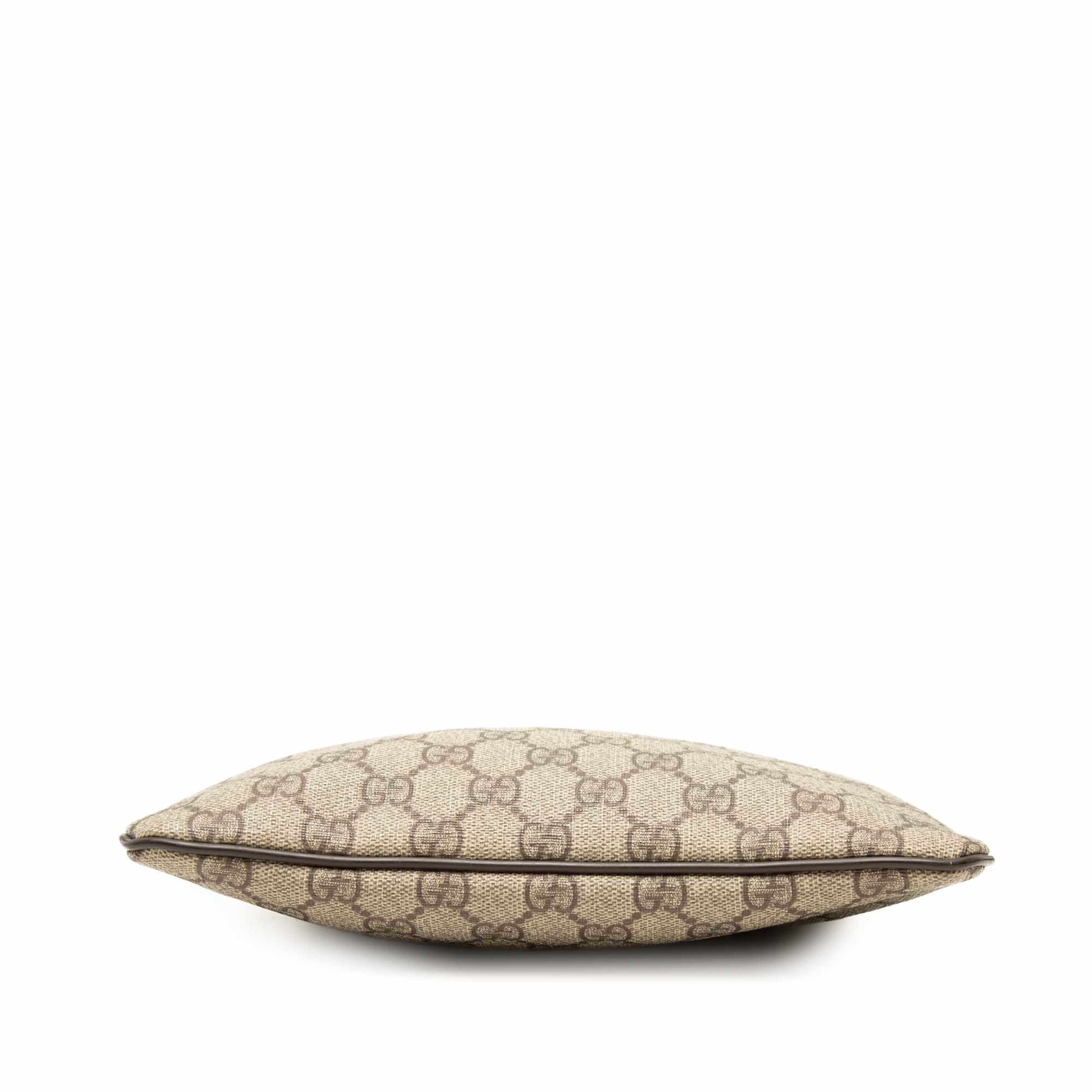 Gucci Gg Supreme Crossbody, från Luxclusif, i färgen beige. Klicka för att öppna bilden i stort format