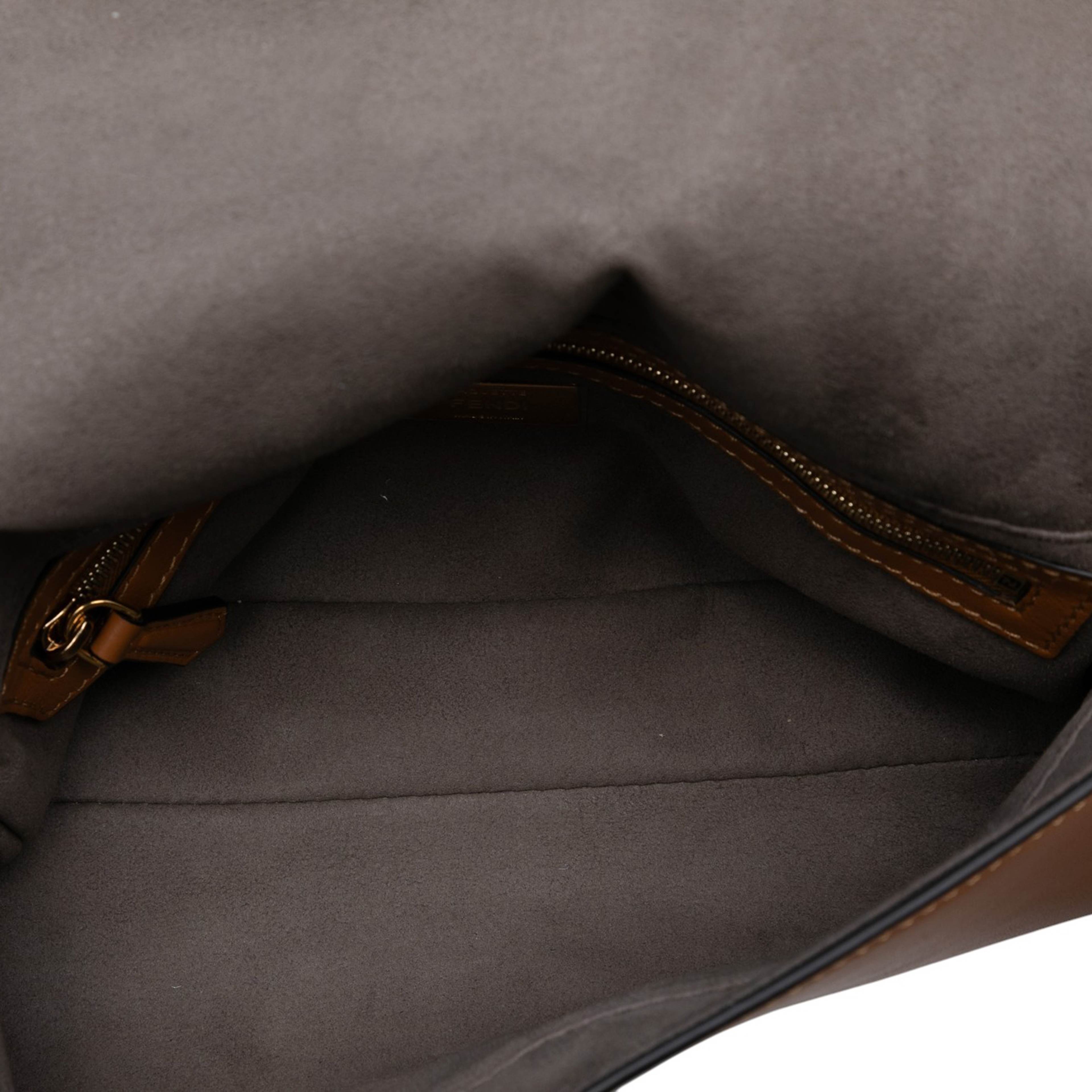 Fendi Vitello Grace Ff 1974 Baguette Crossbody, från Luxclusif, i färgen brown. Klicka för att öppna bilden i stort format