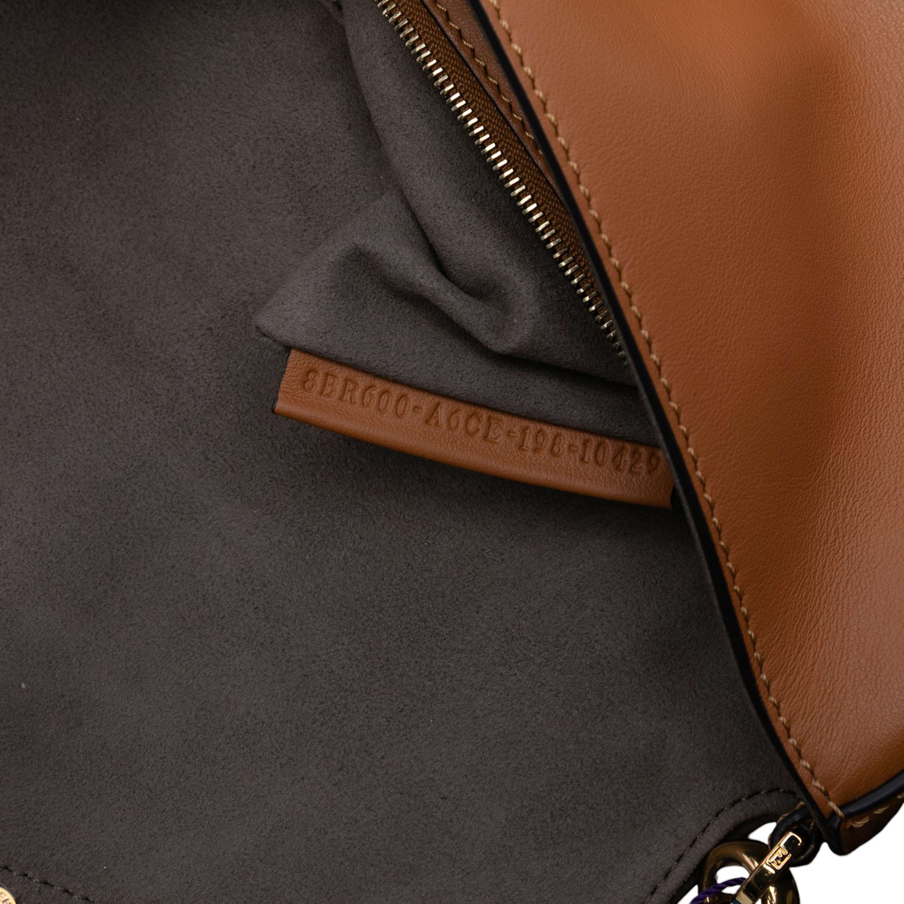 Fendi Vitello Grace Ff 1974 Baguette Crossbody, från Luxclusif, i färgen brown. Klicka för att öppna bilden i stort format