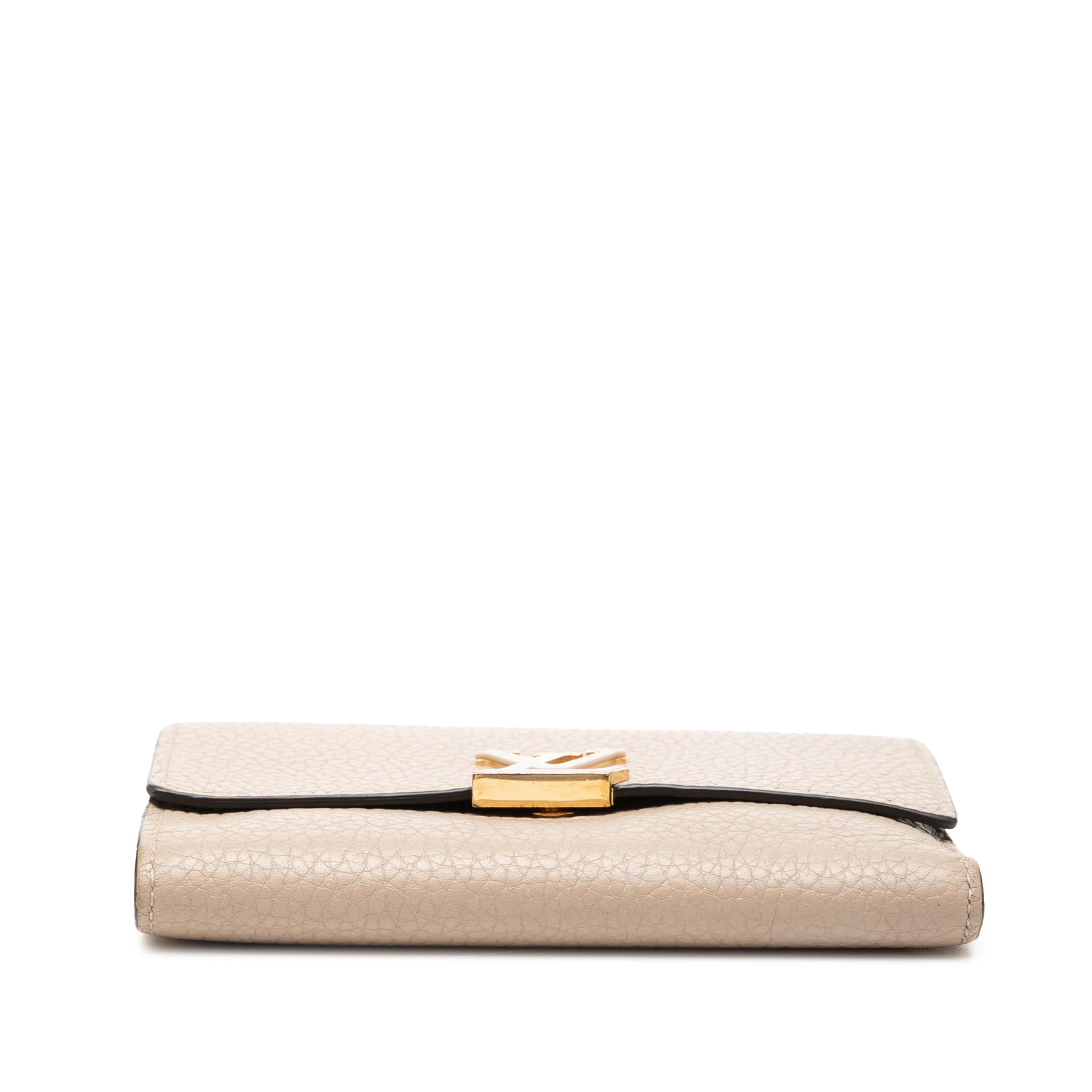 Louis Vuitton Taurillon Capucines Compact Wallet, från Luxclusif, i färgen beige. Klicka för att öppna bilden i stort format