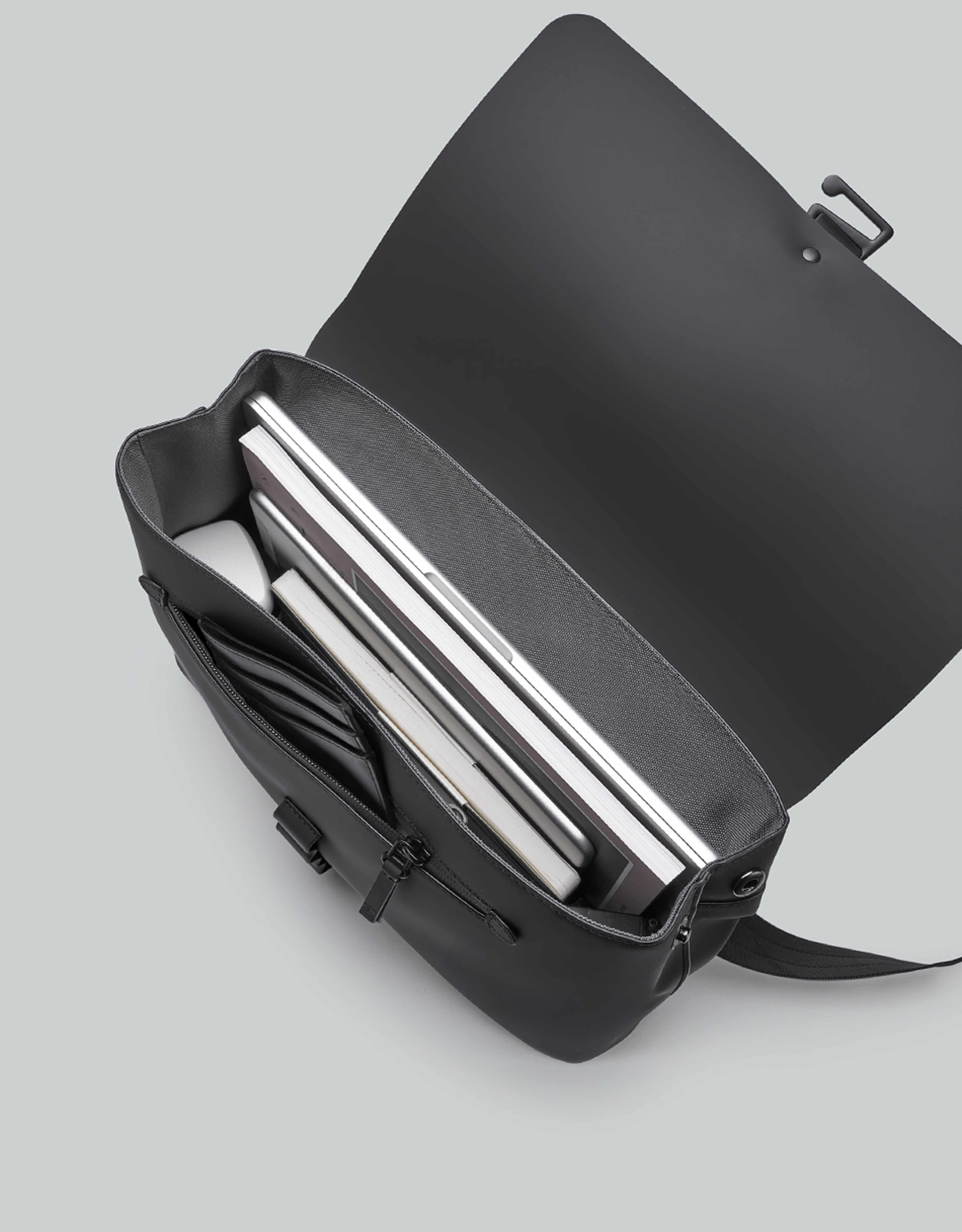 Spläsh Crossbody Large 14", från Gaston Luga, i färgen black. Klicka för att öppna bilden i stort format