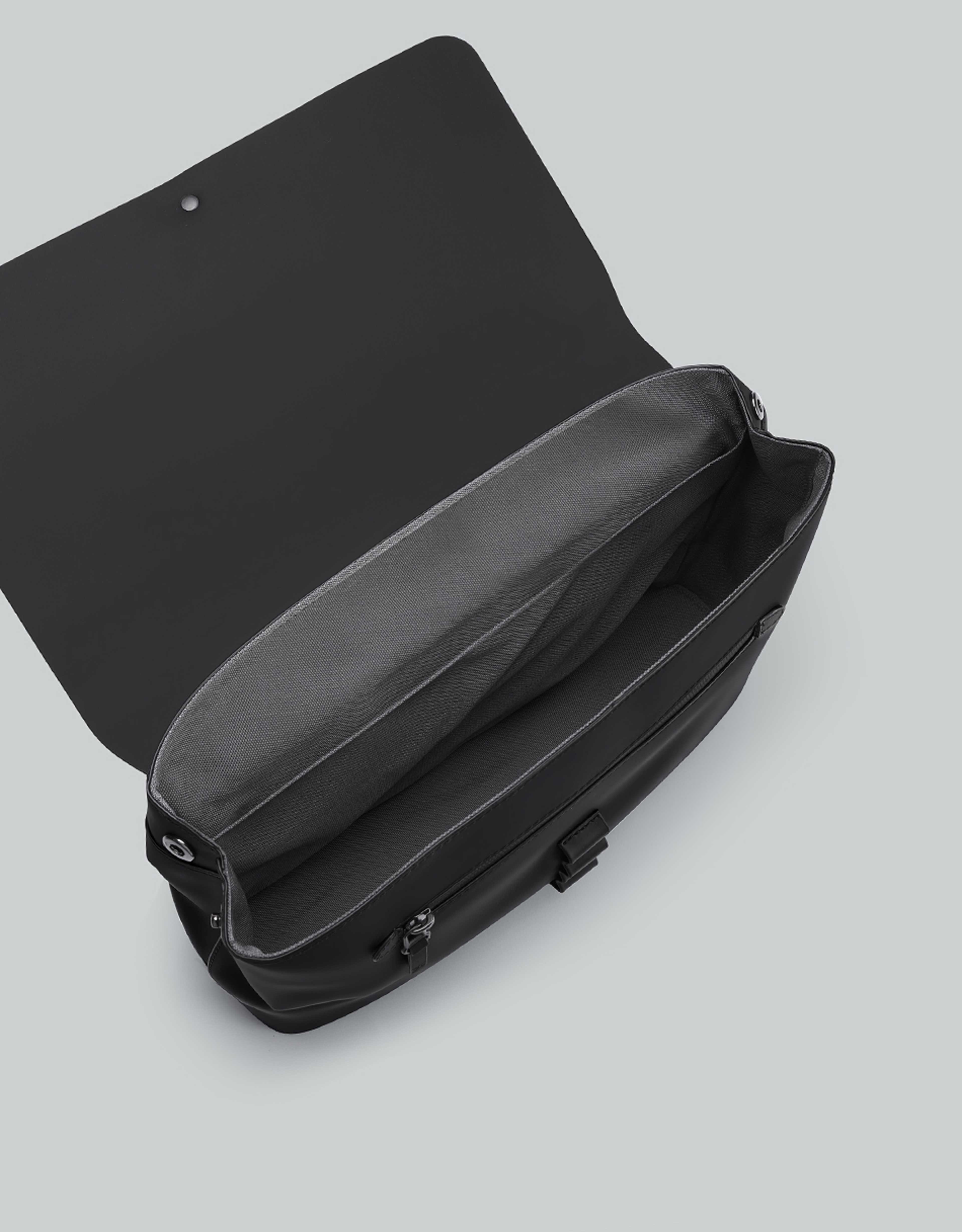 Spläsh Crossbody Large 14", från Gaston Luga, i färgen black. Klicka för att öppna bilden i stort format