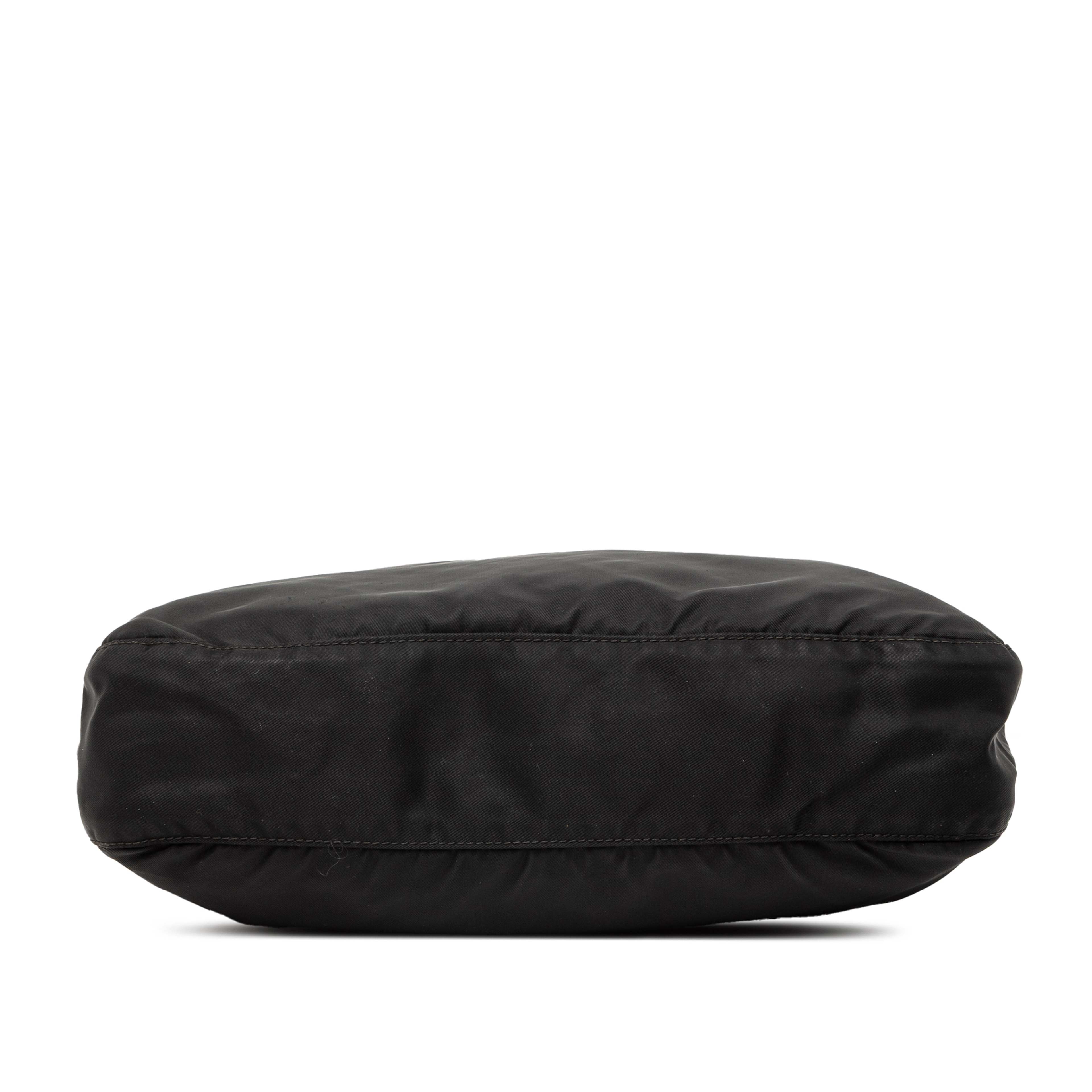 Prada Tessuto Zip Top Crossbody, från Luxclusif, i färgen black. Klicka för att öppna bilden i stort format