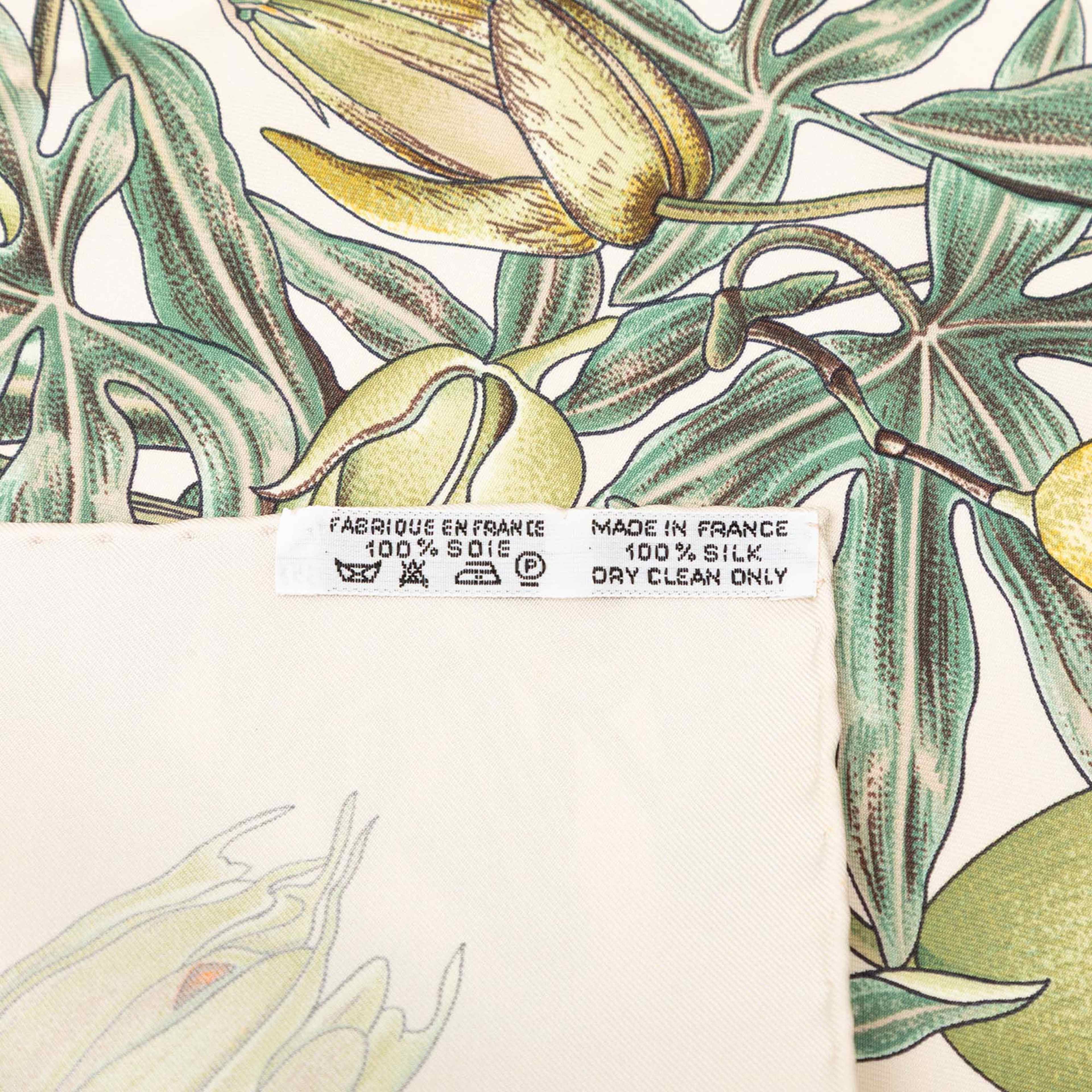Hermès Passiflores Silk Scarf 90, från Luxclusif, i färgen ivory. Klicka för att öppna bilden i stort format
