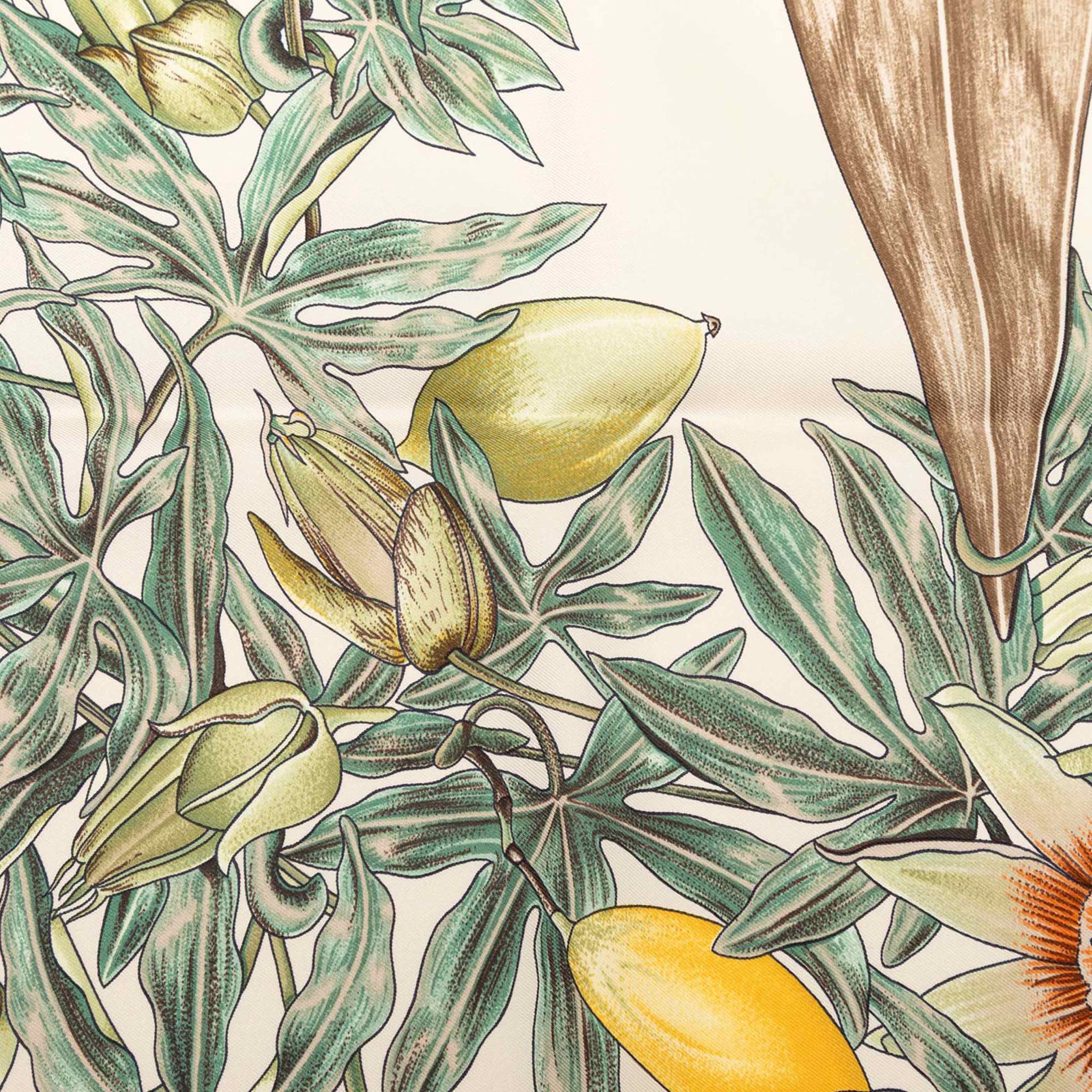 Hermès Passiflores Silk Scarf 90, från Luxclusif, i färgen ivory. Klicka för att öppna bilden i stort format