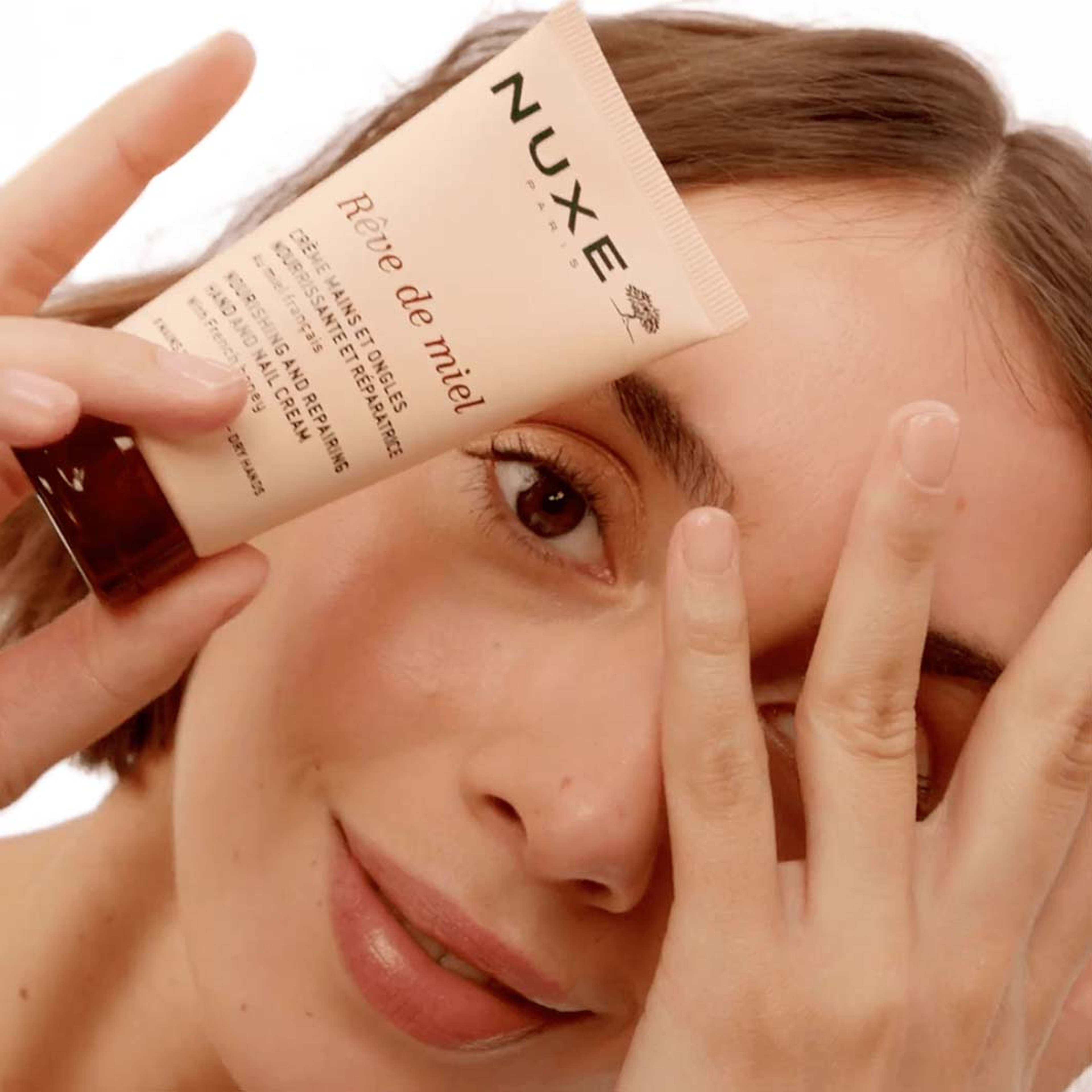 Reve De Miel Repairing And Nourrishing Hand & Nail Cream, från NUXE. Klicka för att öppna bilden i stort format