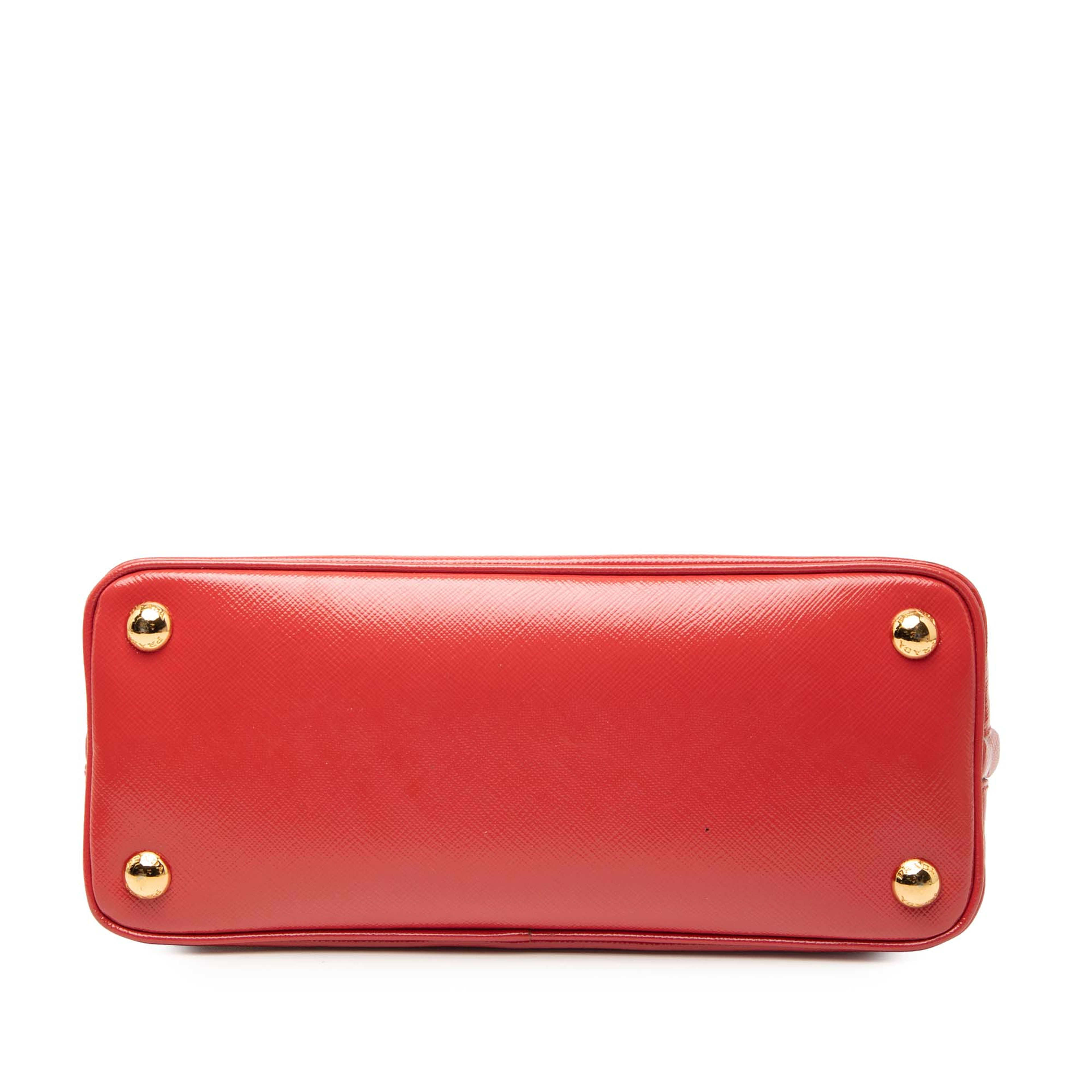 Prada Small Saffiano Vernice Promenade Satchel, från Luxclusif, i färgen red. Klicka för att öppna bilden i stort format