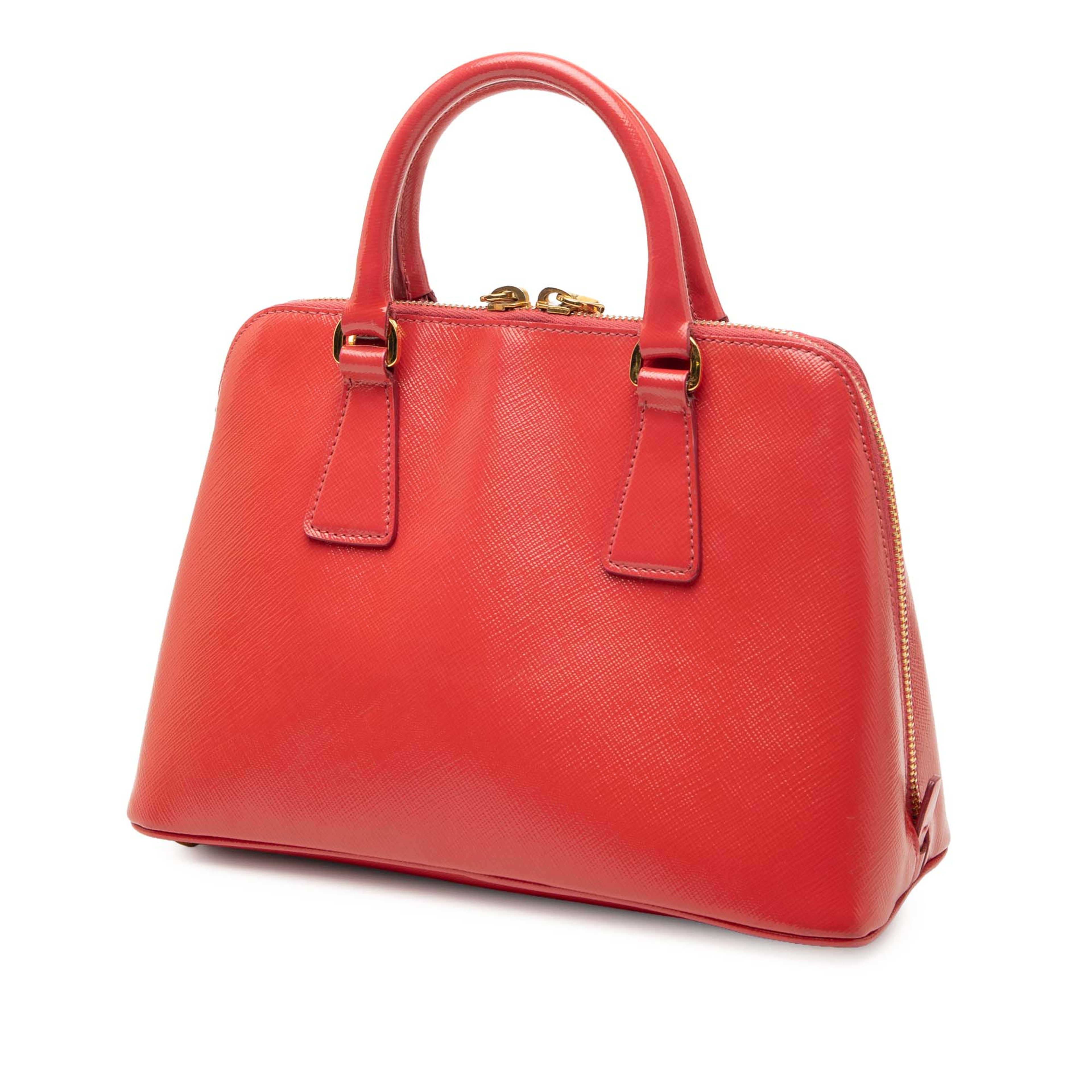 Prada Small Saffiano Vernice Promenade Satchel, från Luxclusif, i färgen red. Klicka för att öppna bilden i stort format