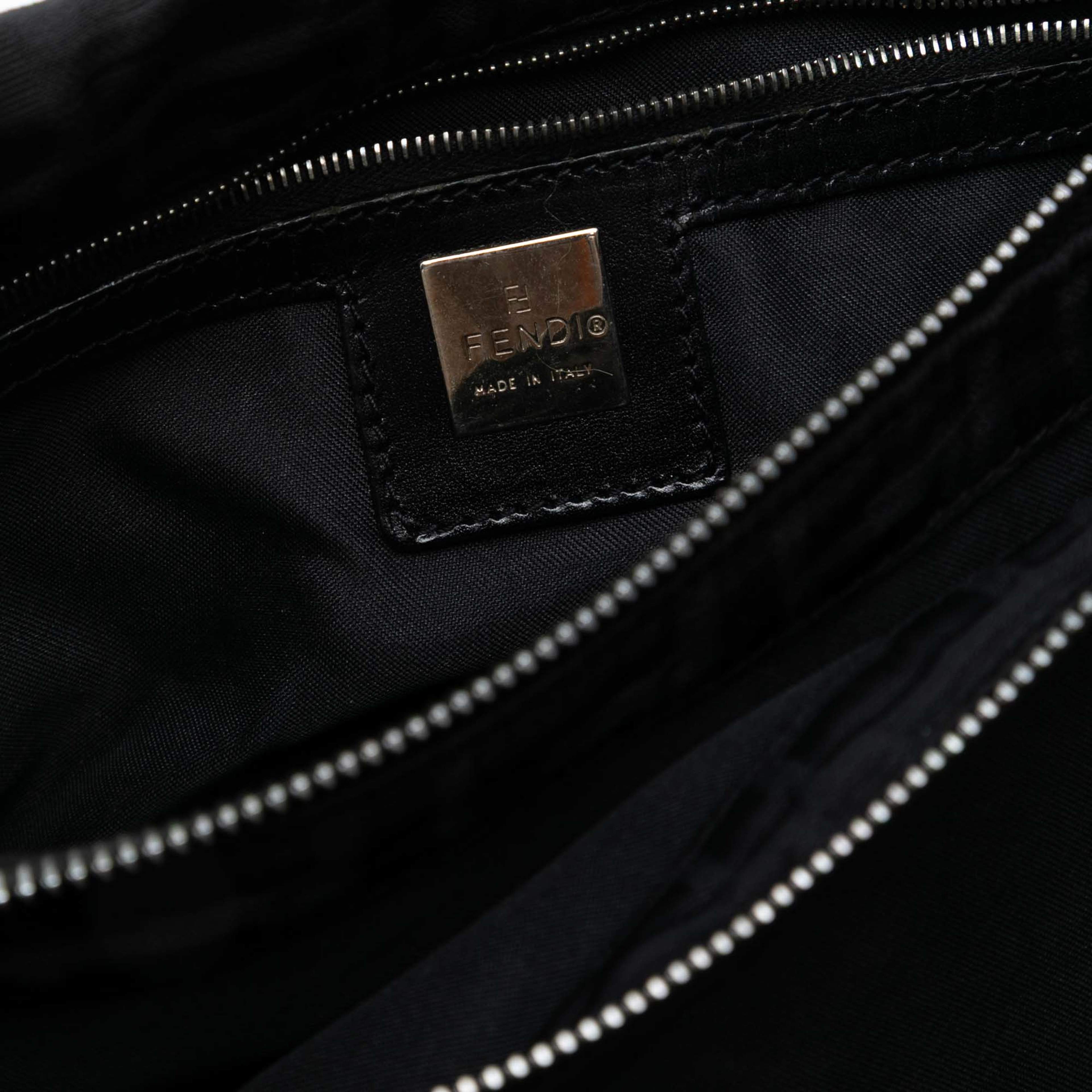 Fendi Zucca Canvas Shoulder Bag, från Luxclusif, i färgen black. Klicka för att öppna bilden i stort format