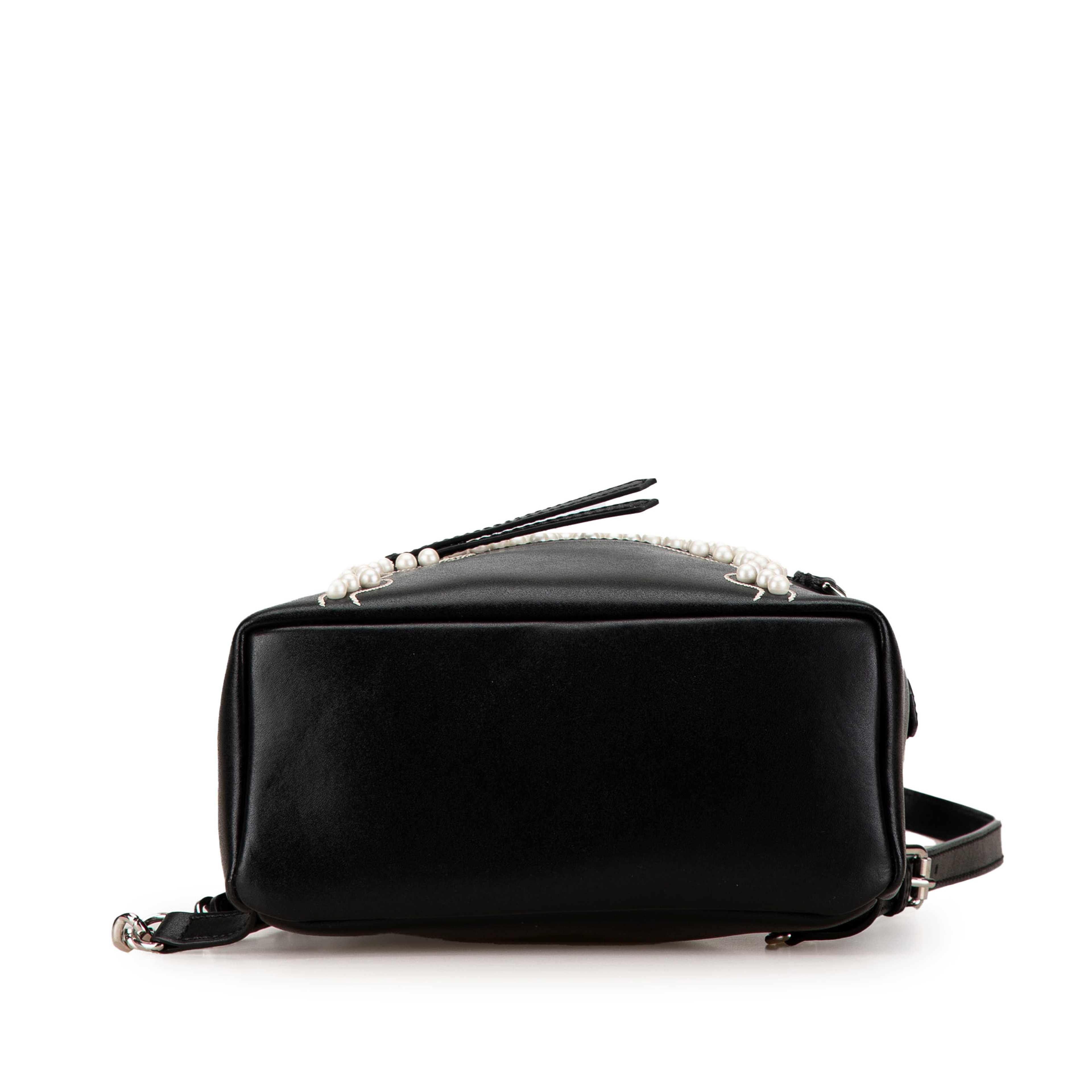 Fendi Mini By The Way Leather Ribbon Pearl Backpack, från Luxclusif, i färgen svart. Klicka för att öppna bilden i stort format