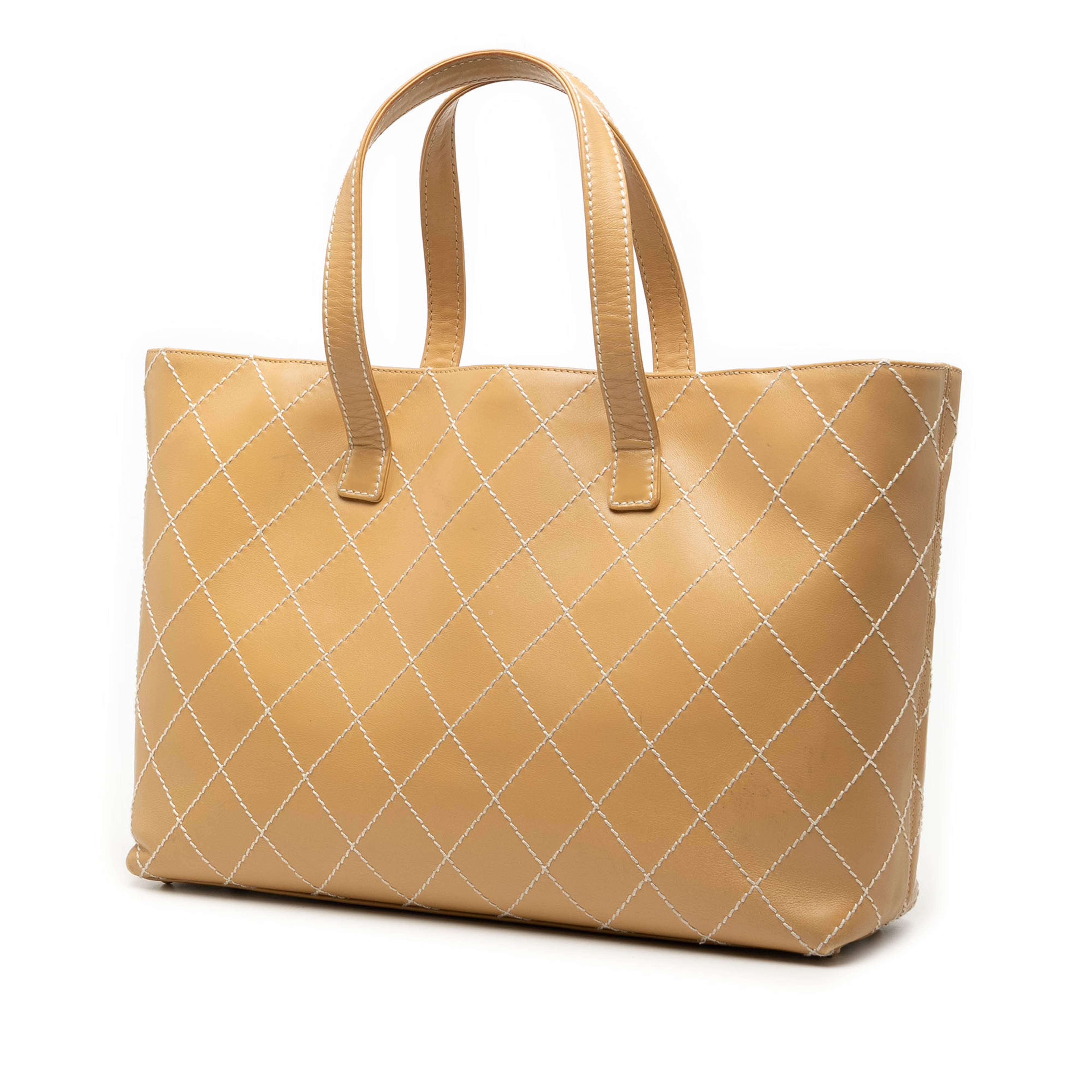 Chanel Large Cc Calfskin Wild Stitch Tote, från Luxclusif, i färgen beige. Klicka för att öppna bilden i stort format