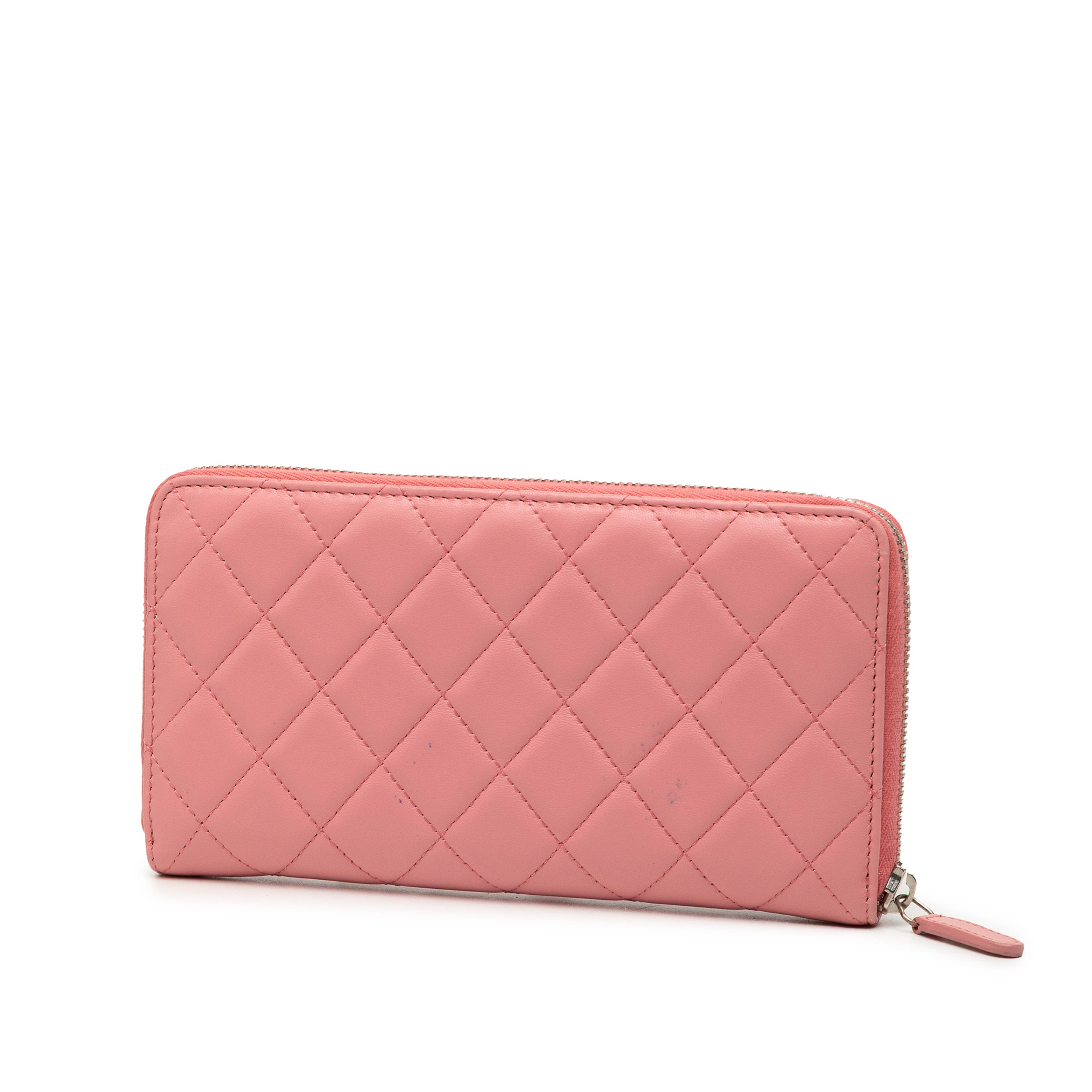 Chanel Quilted Lambskin Zip Around Long Wallet, från Luxclusif, i färgen blush. Klicka för att öppna bilden i stort format
