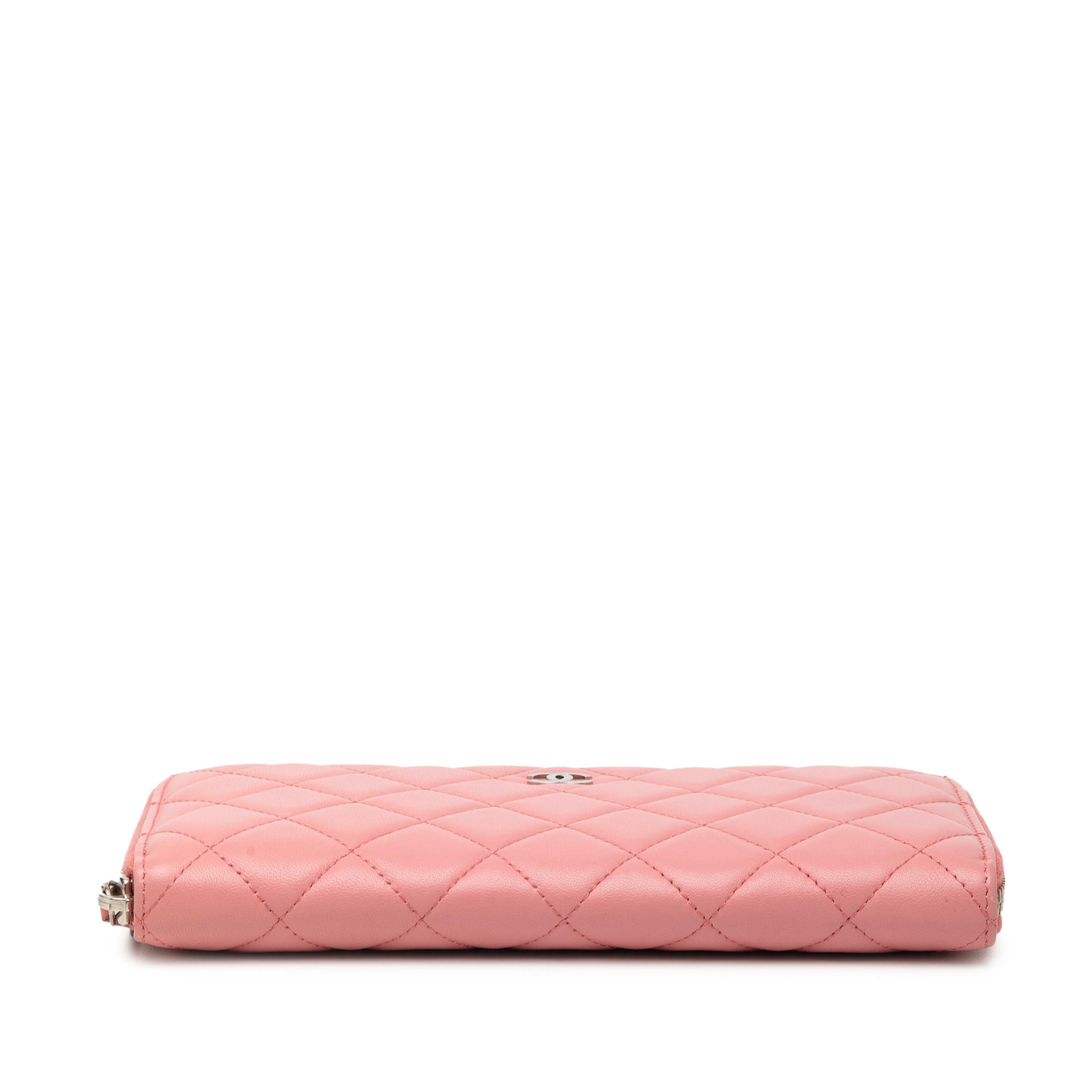 Chanel Quilted Lambskin Zip Around Long Wallet, från Luxclusif, i färgen blush. Klicka för att öppna bilden i stort format
