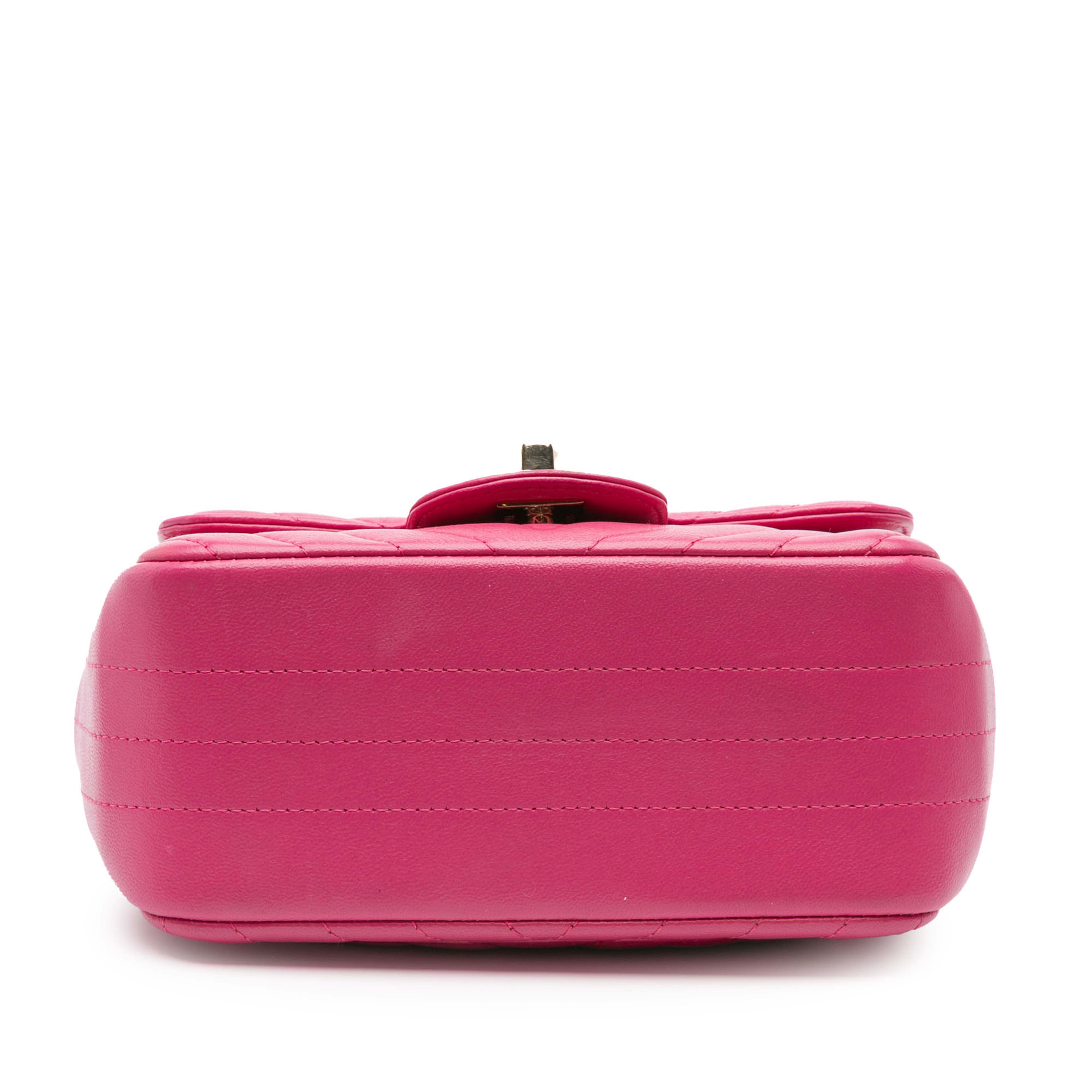 Chanel Mini Square Classic Chevron Lambskin Single Flap, från Luxclusif, i färgen pink. Klicka för att öppna bilden i stort format