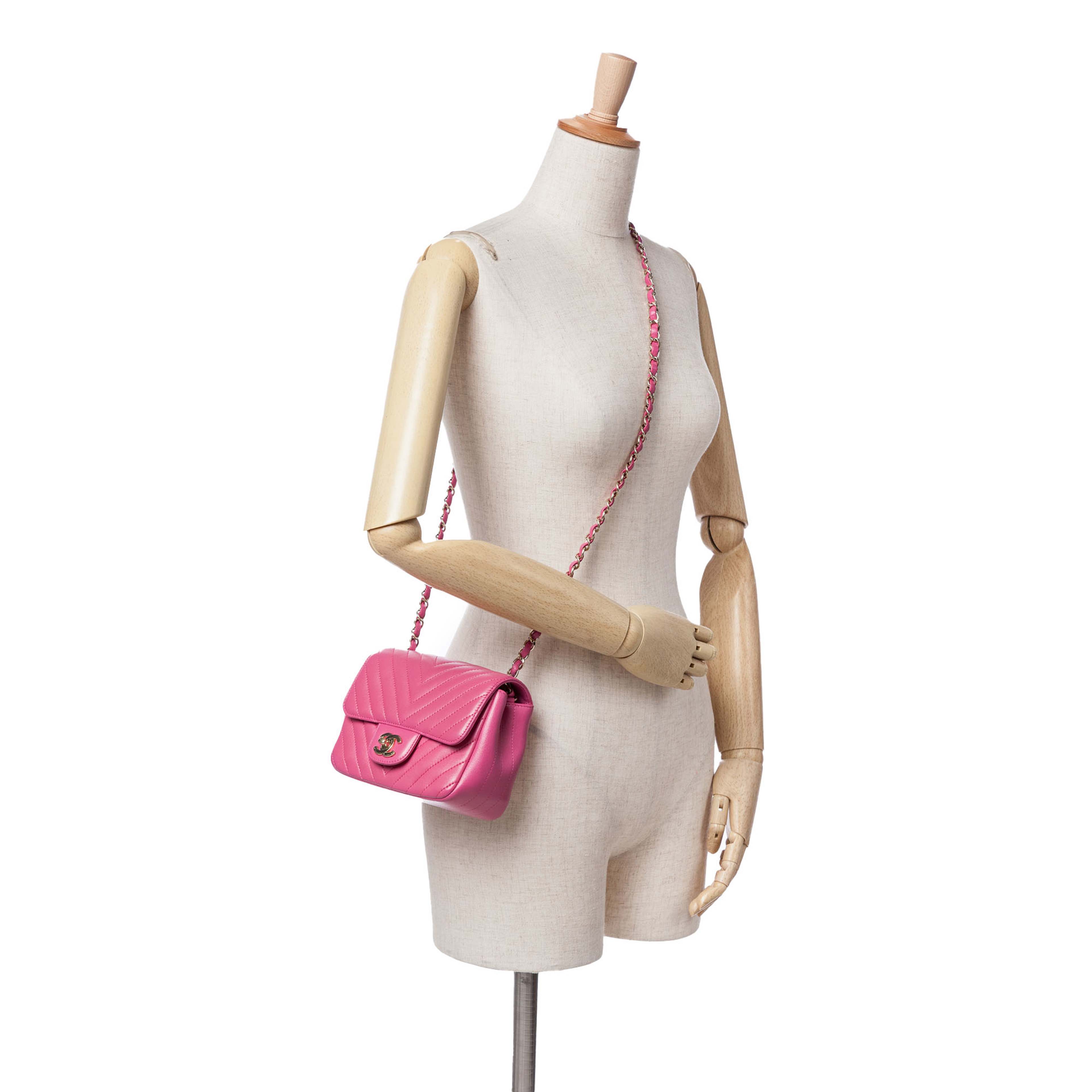 Chanel Mini Square Classic Chevron Lambskin Single Flap, från Luxclusif, i färgen rosa. Klicka för att öppna bilden i stort format