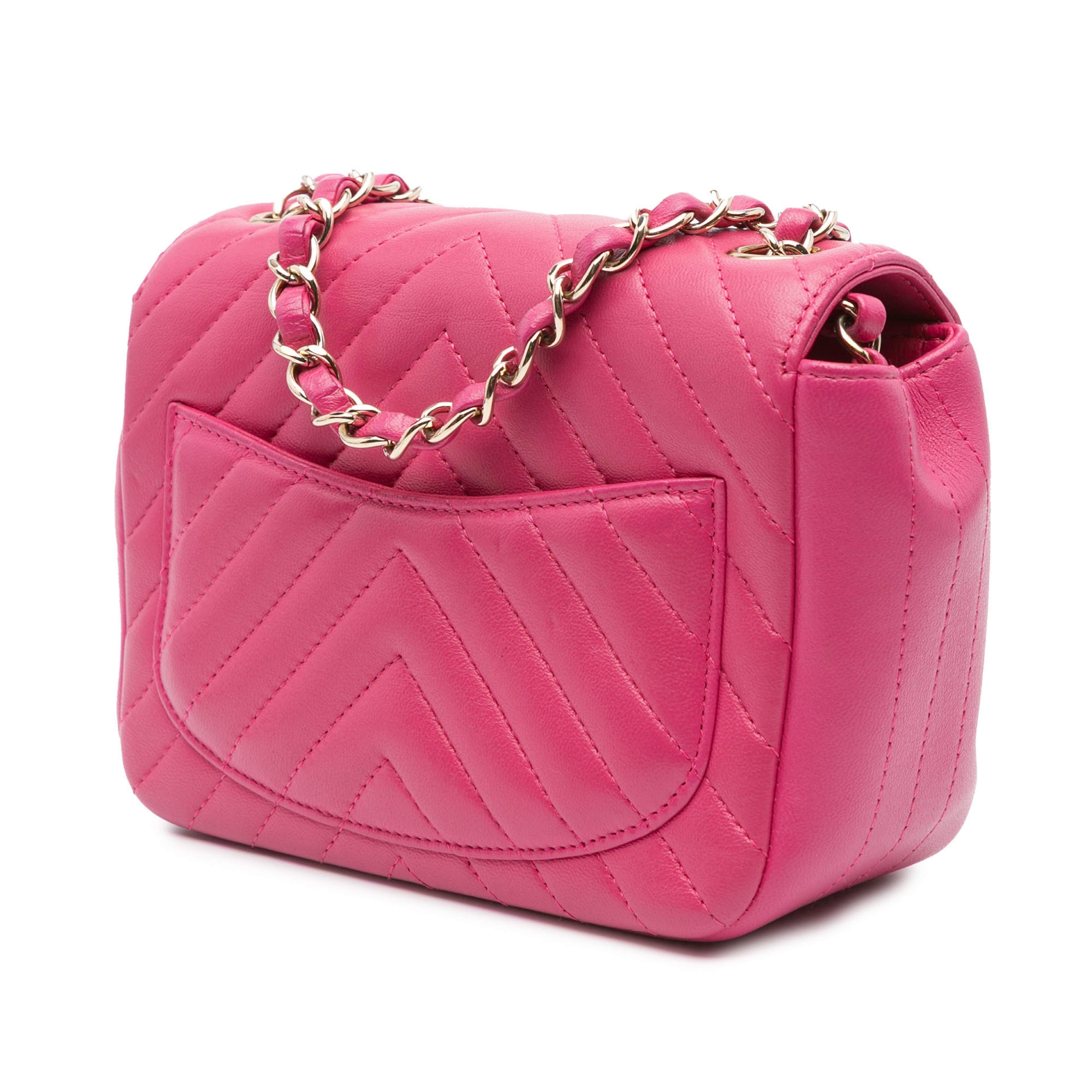 Chanel Mini Square Classic Chevron Lambskin Single Flap, från Luxclusif, i färgen pink. Klicka för att öppna bilden i stort format