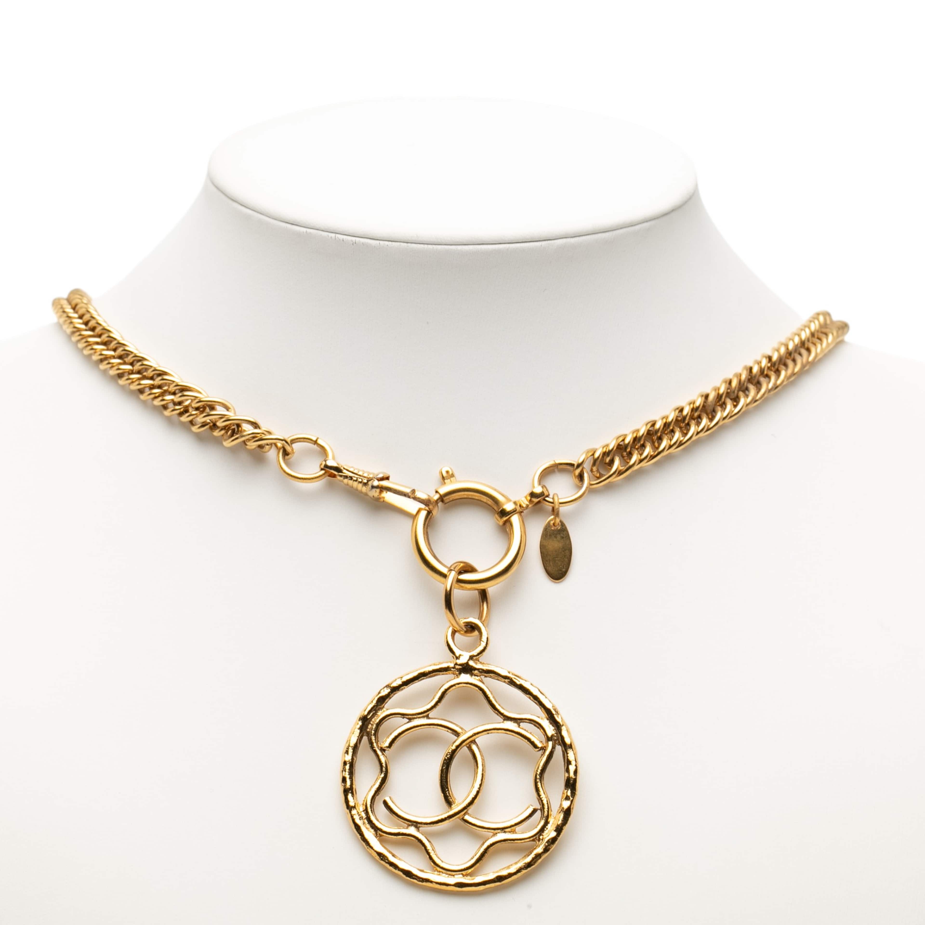 Chanel Cc Gold Plated Encircled Flower Pendant Necklace, från Luxclusif, i färgen gold. Klicka för att öppna bilden i stort format