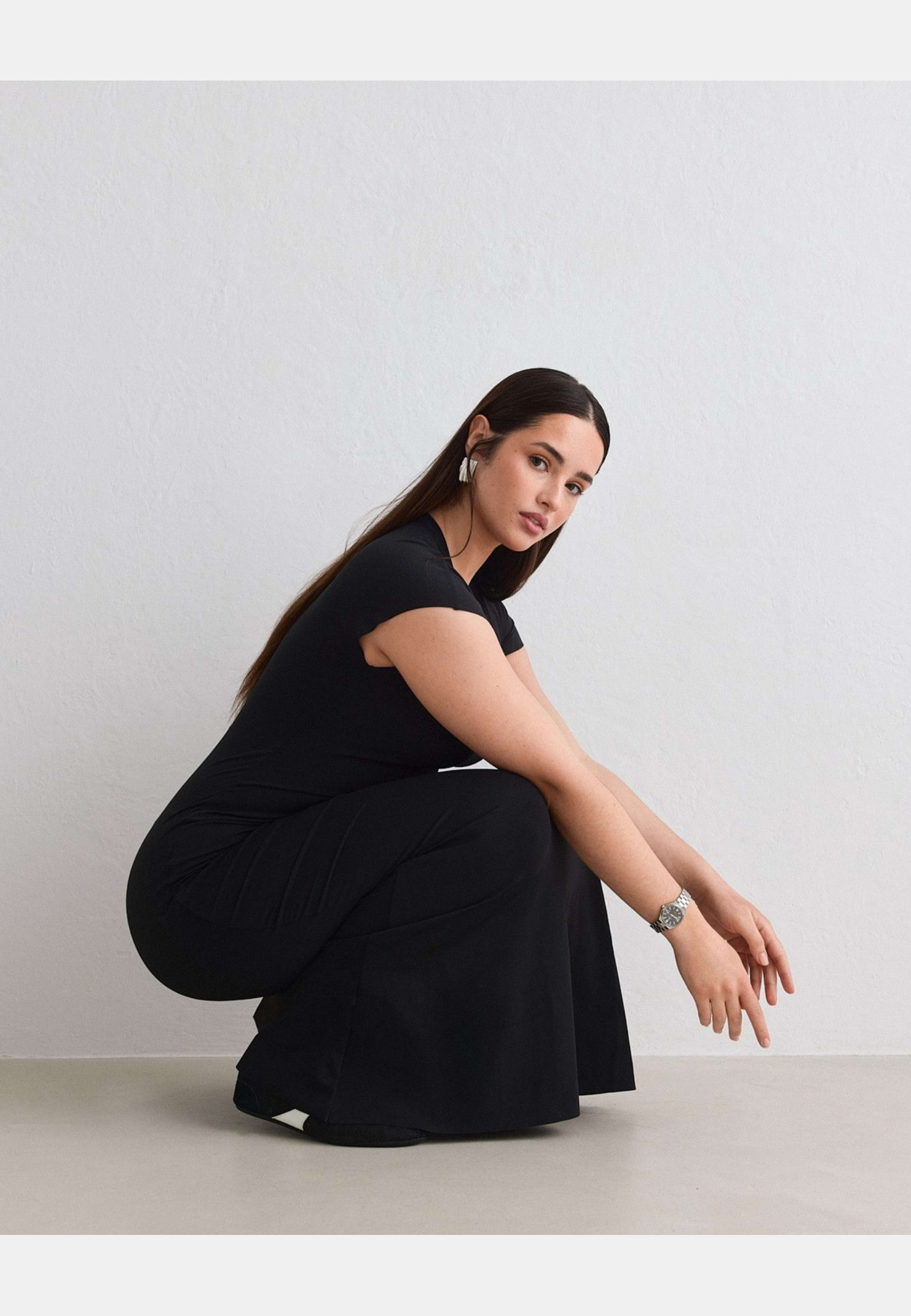 Sense Mermaid Cap Sleeve Dress, från aim'n, i färgen black. Klicka för att öppna bilden i stort format