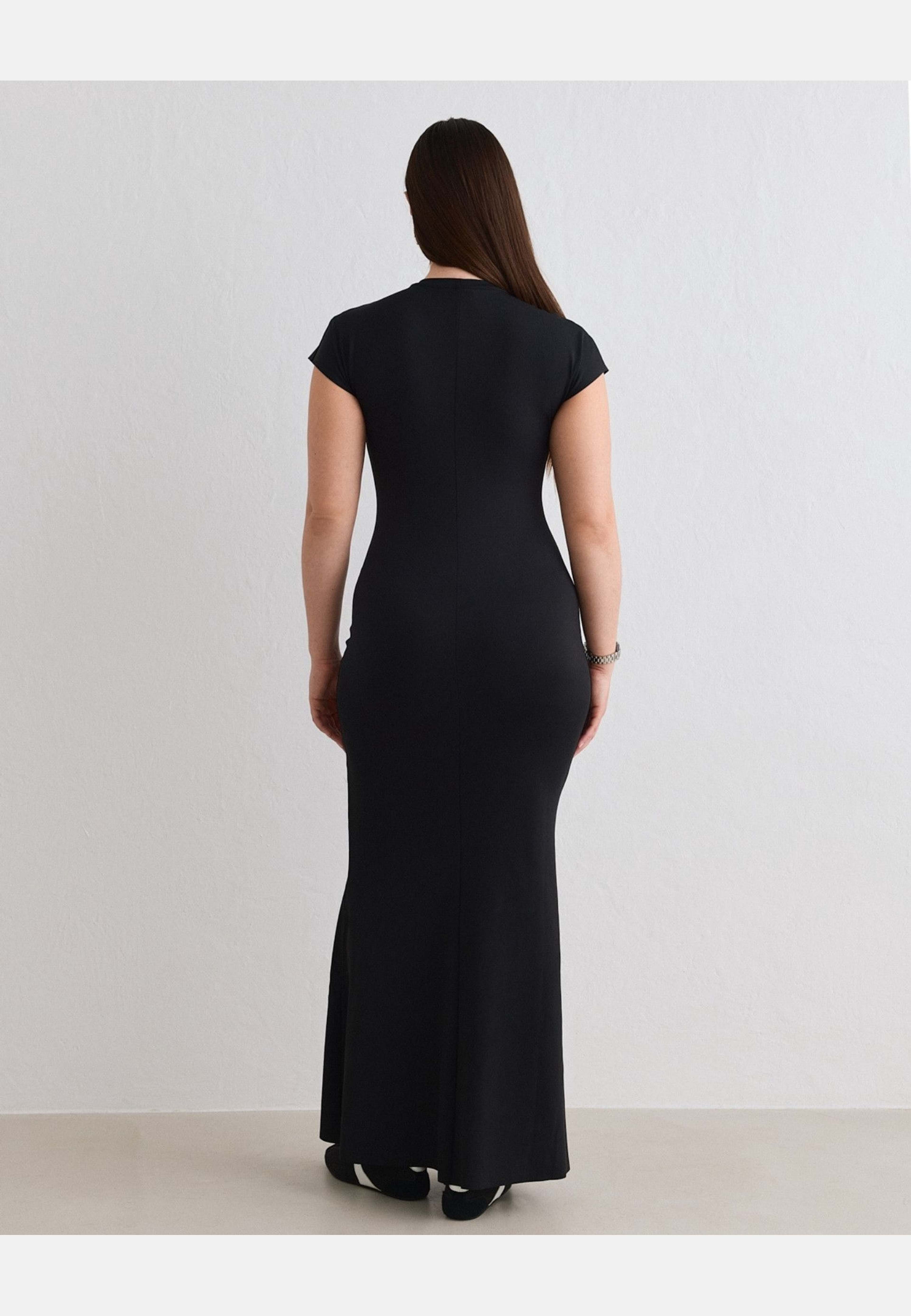 Sense Mermaid Cap Sleeve Dress, från aim'n, i färgen black. Klicka för att öppna bilden i stort format