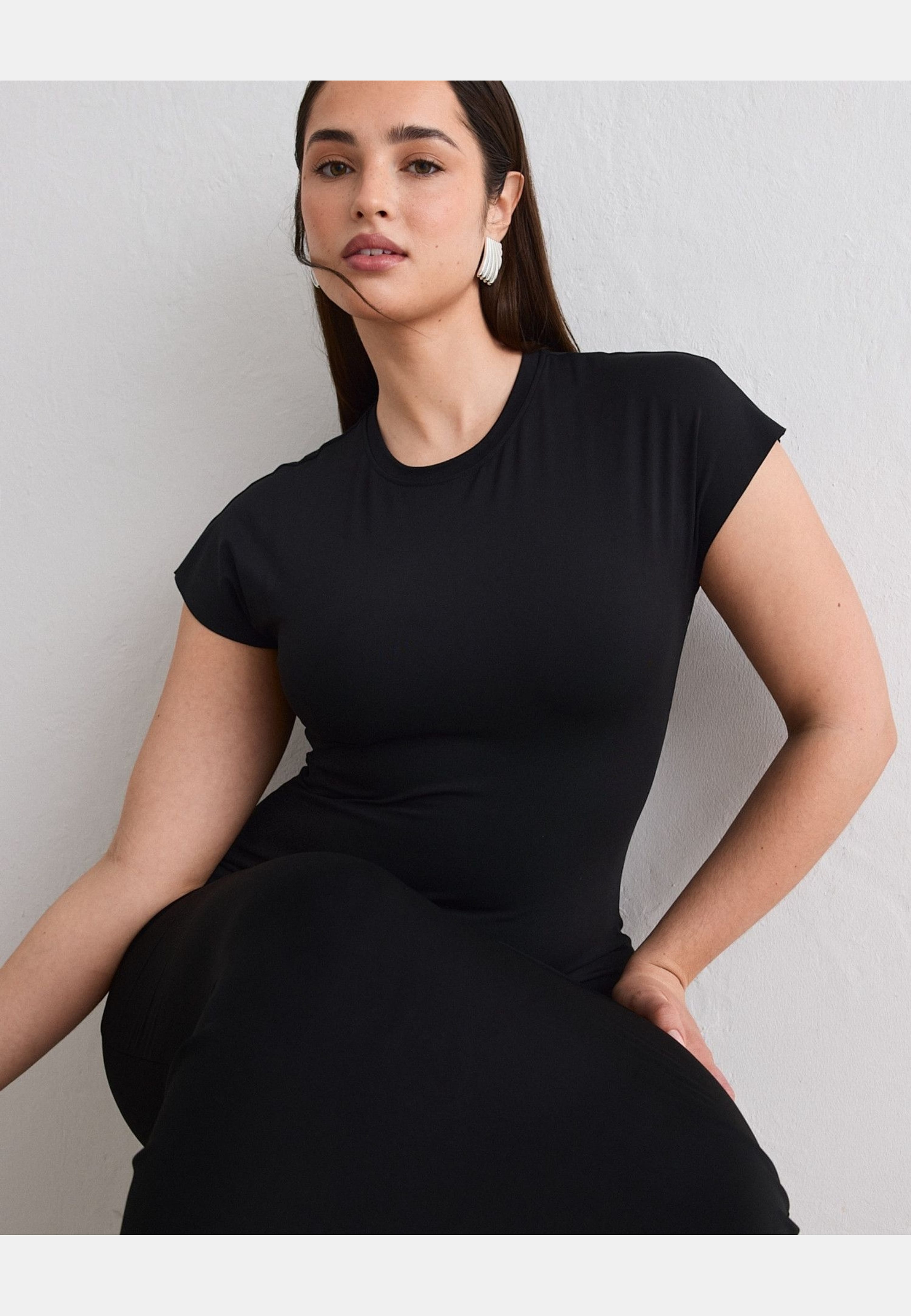 Sense Mermaid Cap Sleeve Dress, från aim'n, i färgen black. Klicka för att öppna bilden i stort format