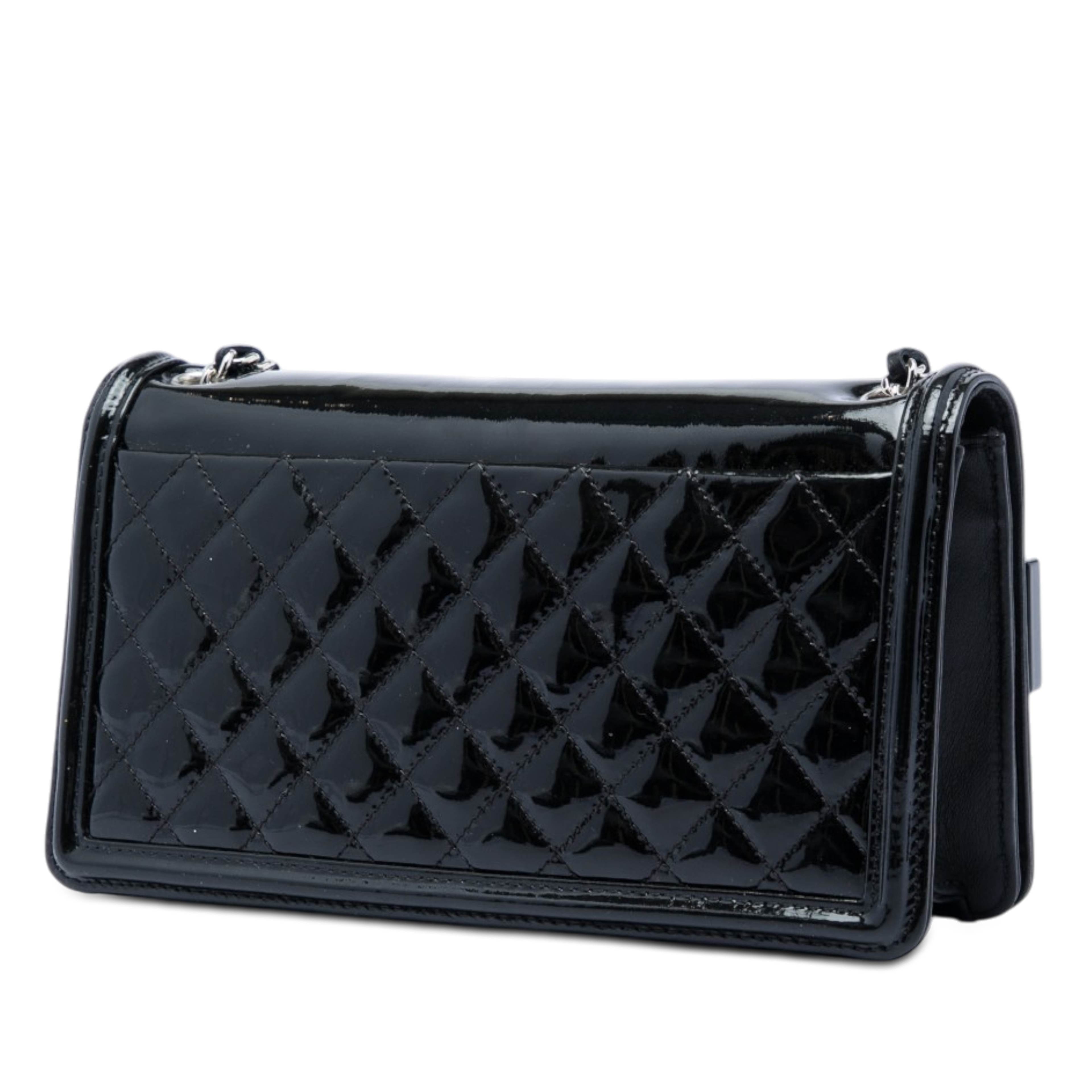 Chanel Patent And Acrylic Striped Boy Brick Horizontal Flap, från Luxclusif, i färgen rosa. Klicka för att öppna bilden i stort format