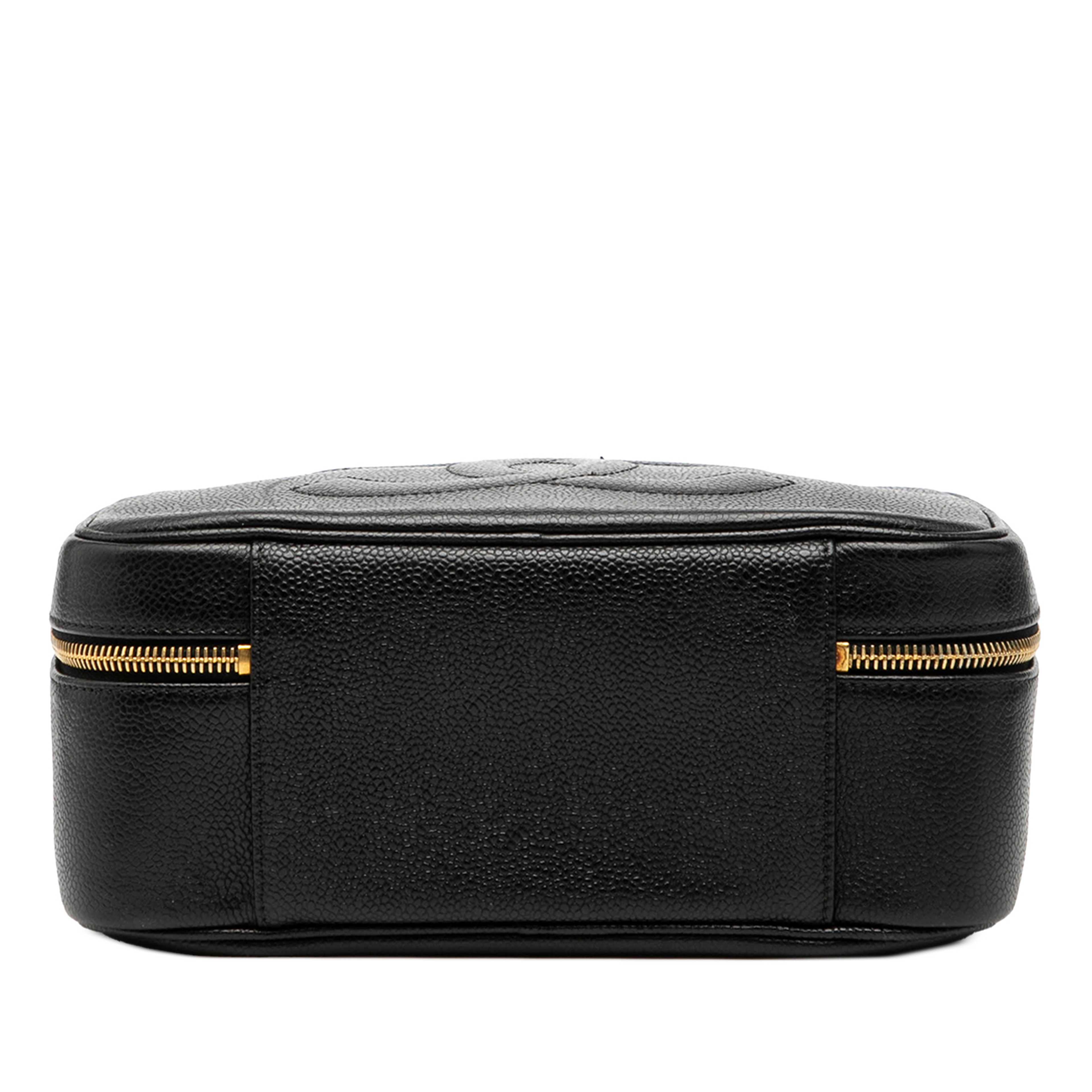 Chanel Cc Caviar Vanity Case, från Luxclusif, i färgen svart. Klicka för att öppna bilden i stort format