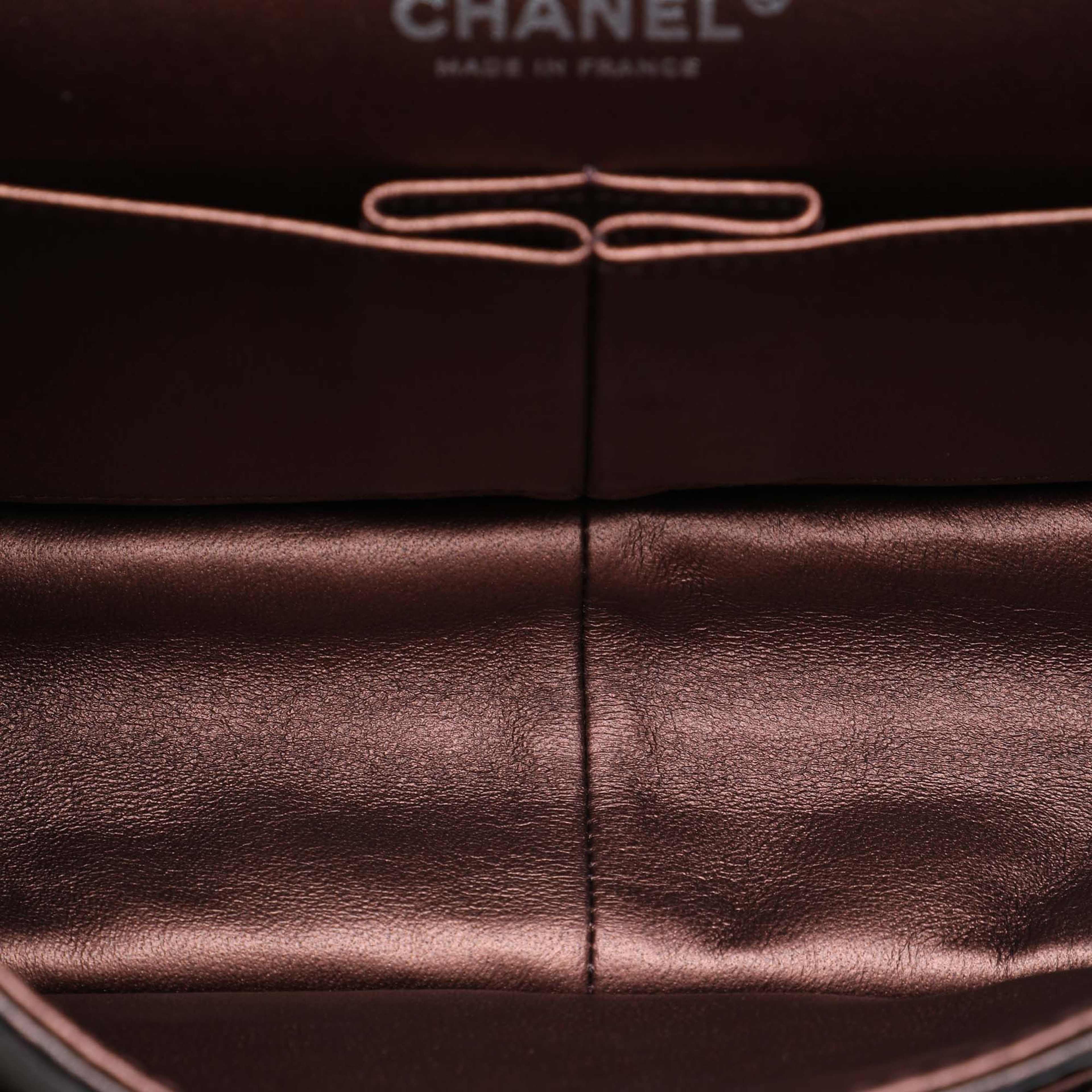 Chanel Quilted Metallic Aged Calfskin Reissue 2.55 Double Flap 226, från Luxclusif, i färgen brun. Klicka för att öppna bilden i stort format