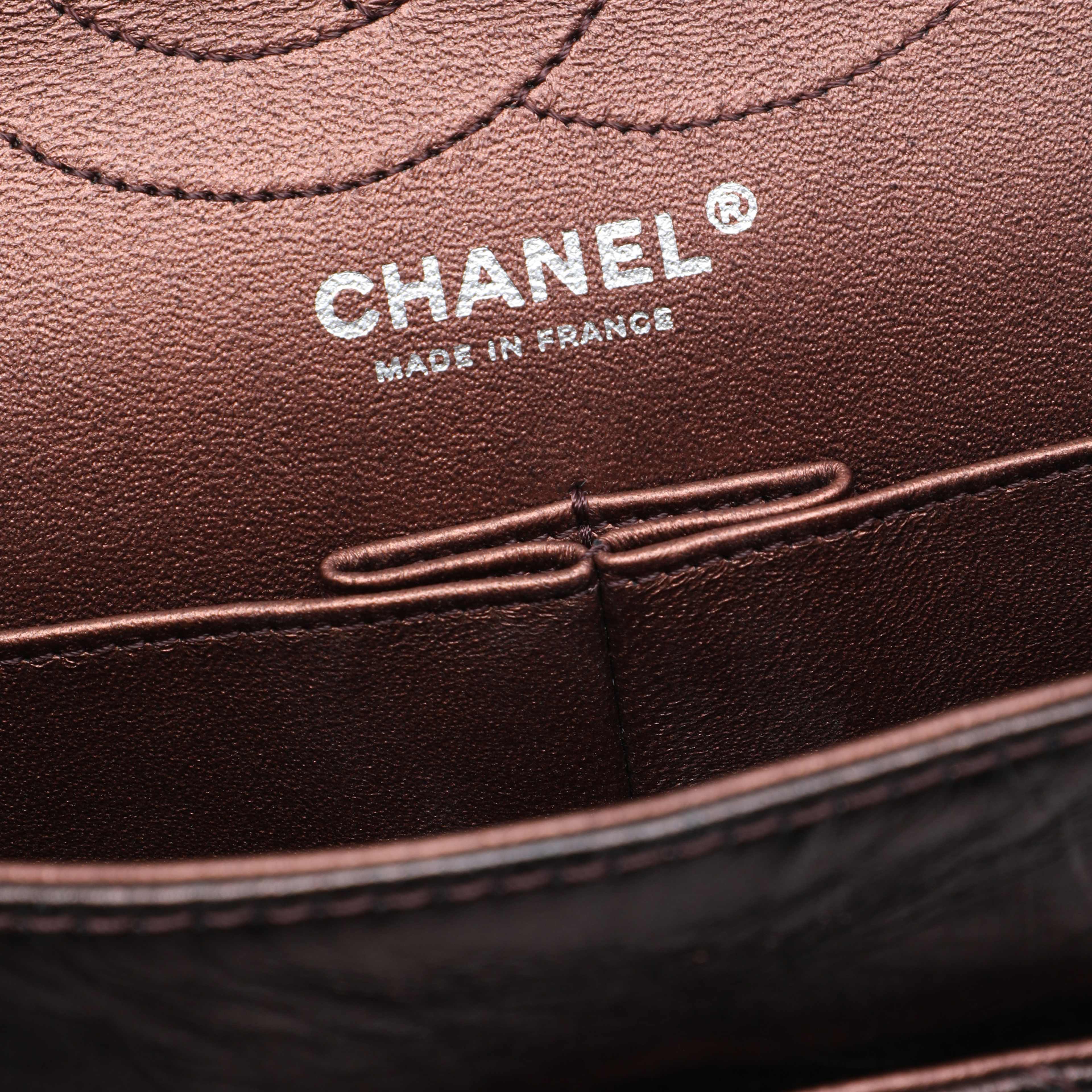 Chanel Quilted Metallic Aged Calfskin Reissue 2.55 Double Flap 226, från Luxclusif, i färgen brun. Klicka för att öppna bilden i stort format